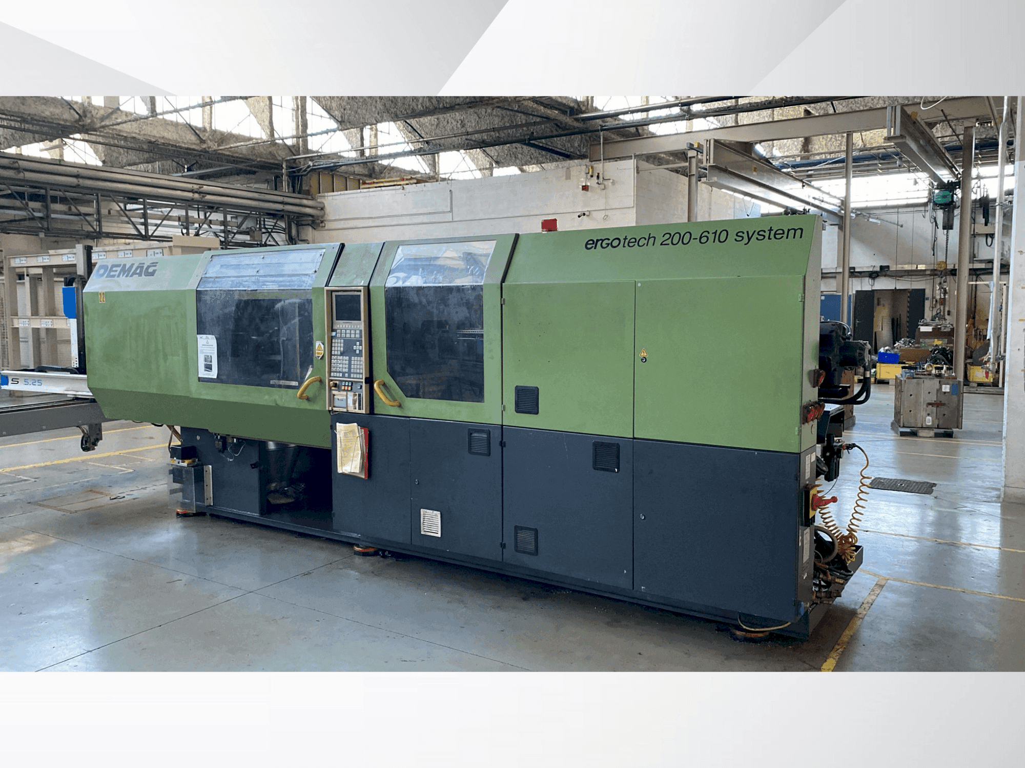 A DEMAG Ergotech Sytem 200-610  gép elölnézete