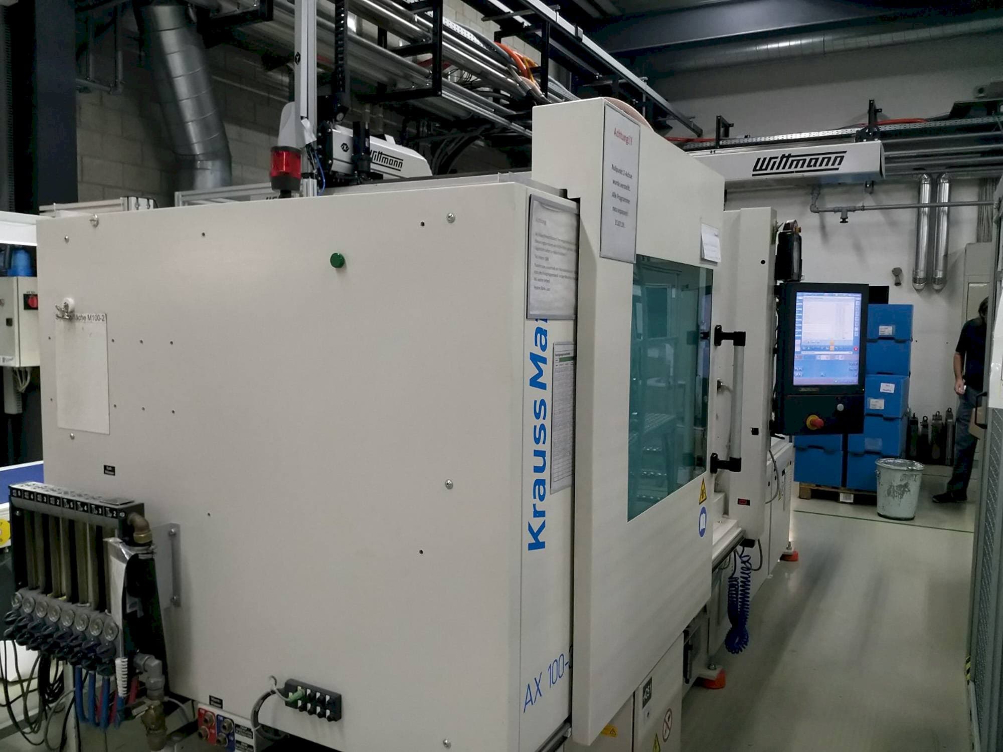 A Krauss Maffei 100-380 AX  gép elölnézete