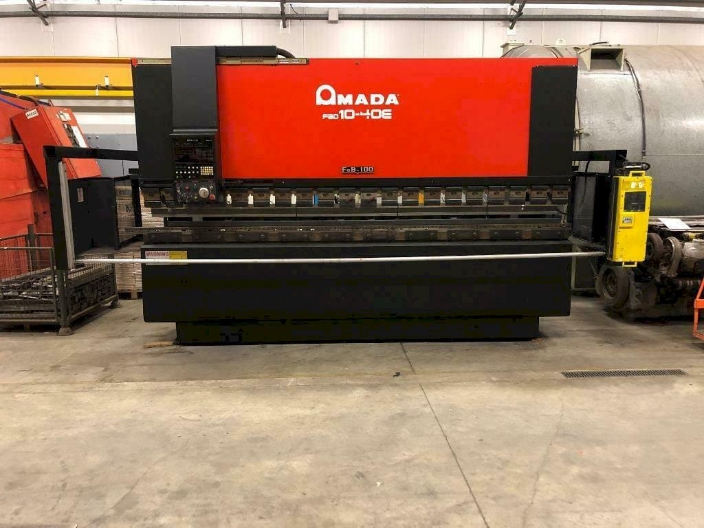 A AMADA 10-40E  gép elölnézete