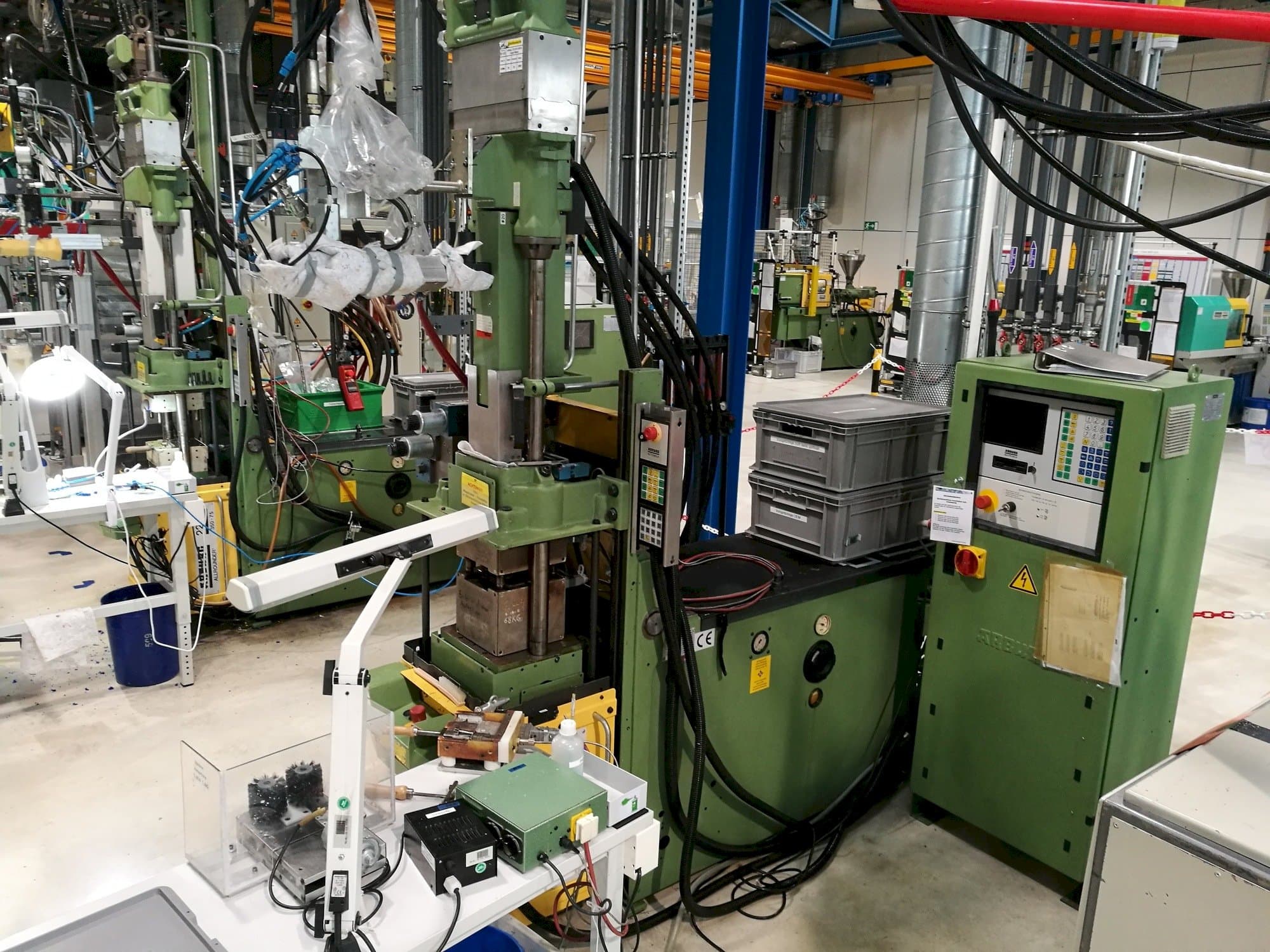 A Arburg 221M-350-75U  gép elölnézete