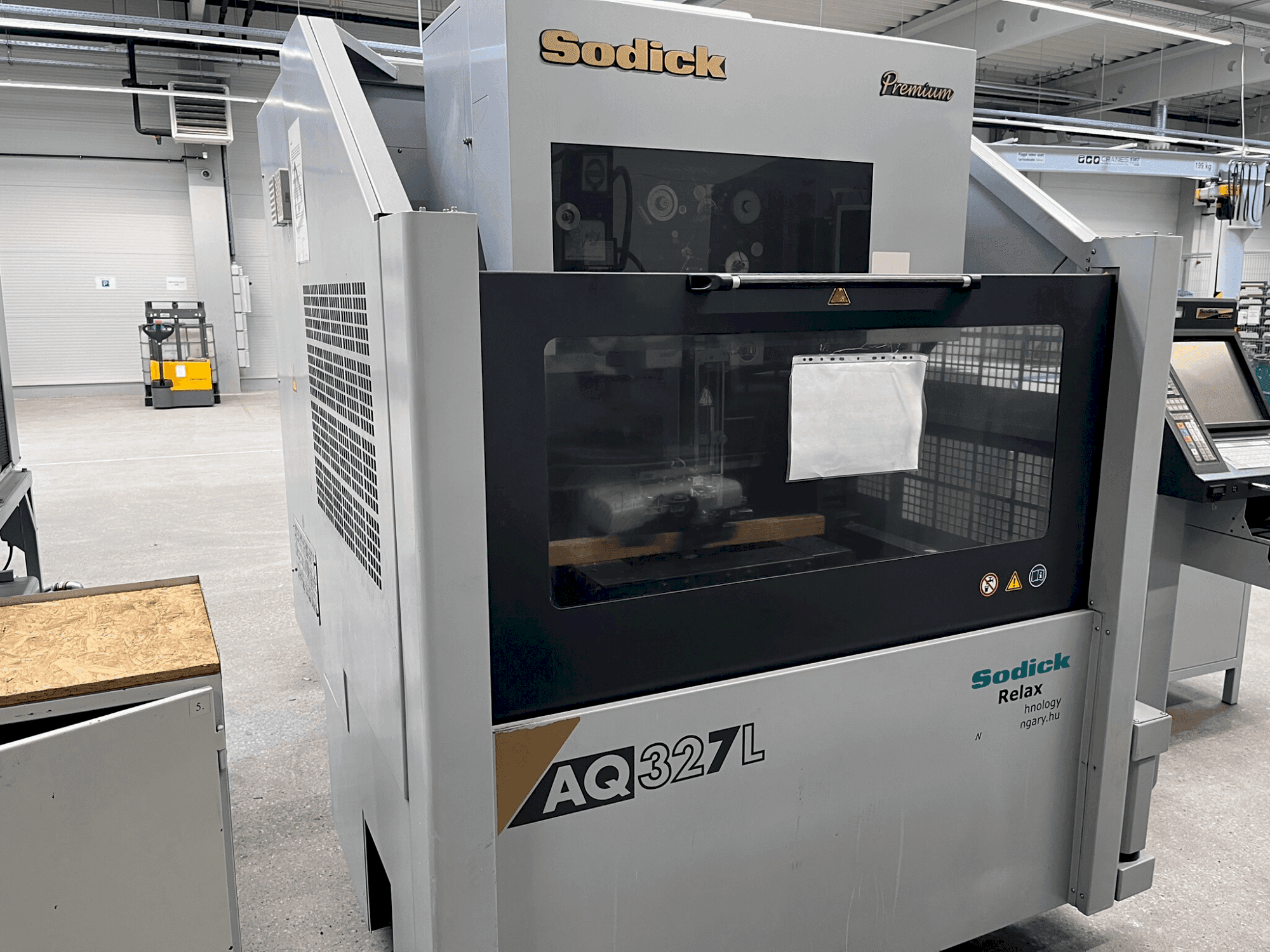 A Sodick AQ327L  gép elölnézete