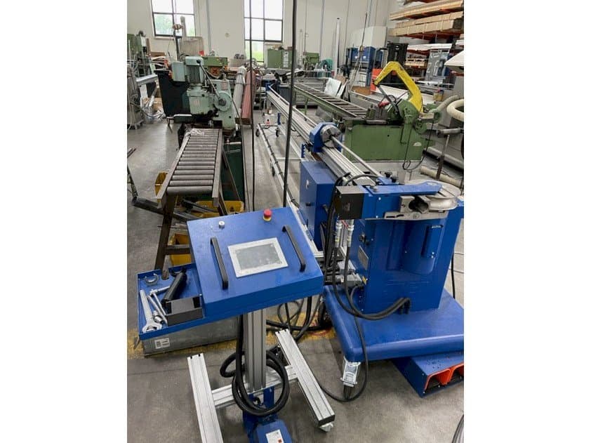 A JUTEC 5060  gép elölnézete