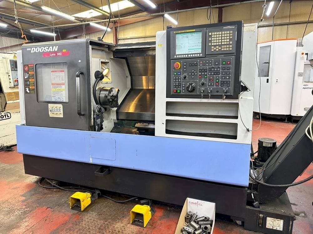 A Doosan Lynx 300 gép elölnézete