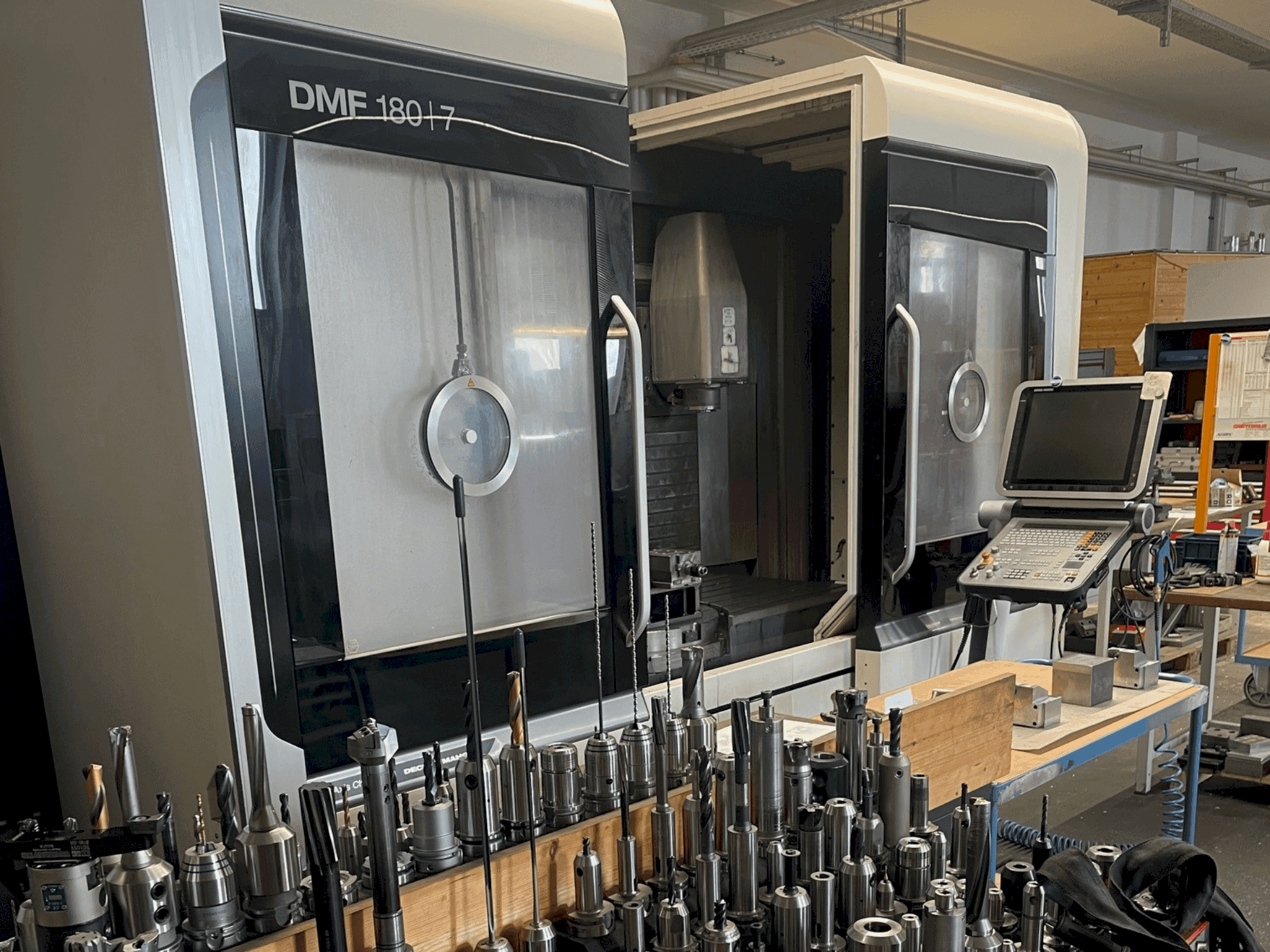 A DMG MORI DMF 180/7  gép elölnézete