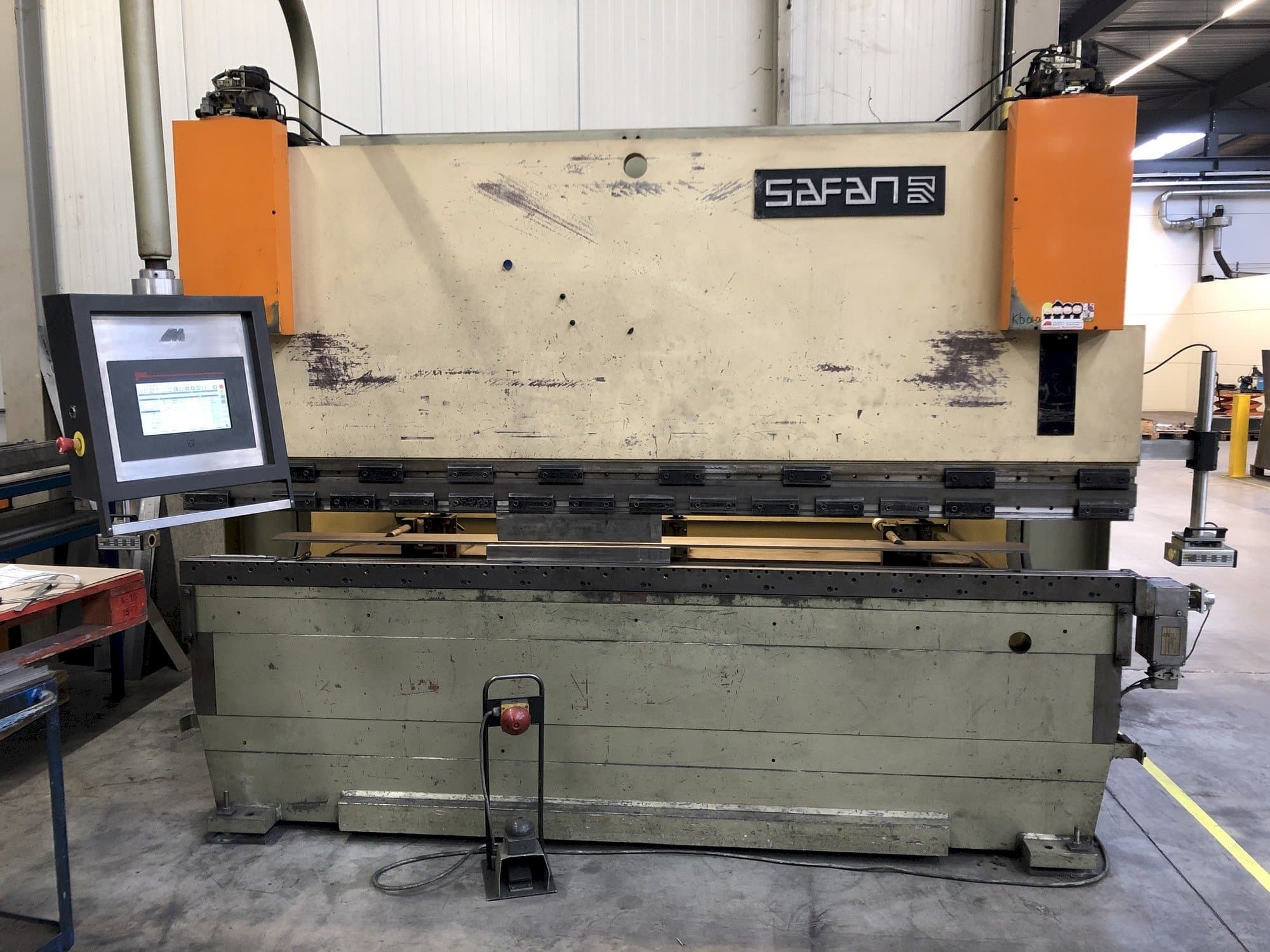 A Safan CNCL 110T  gép elölnézete