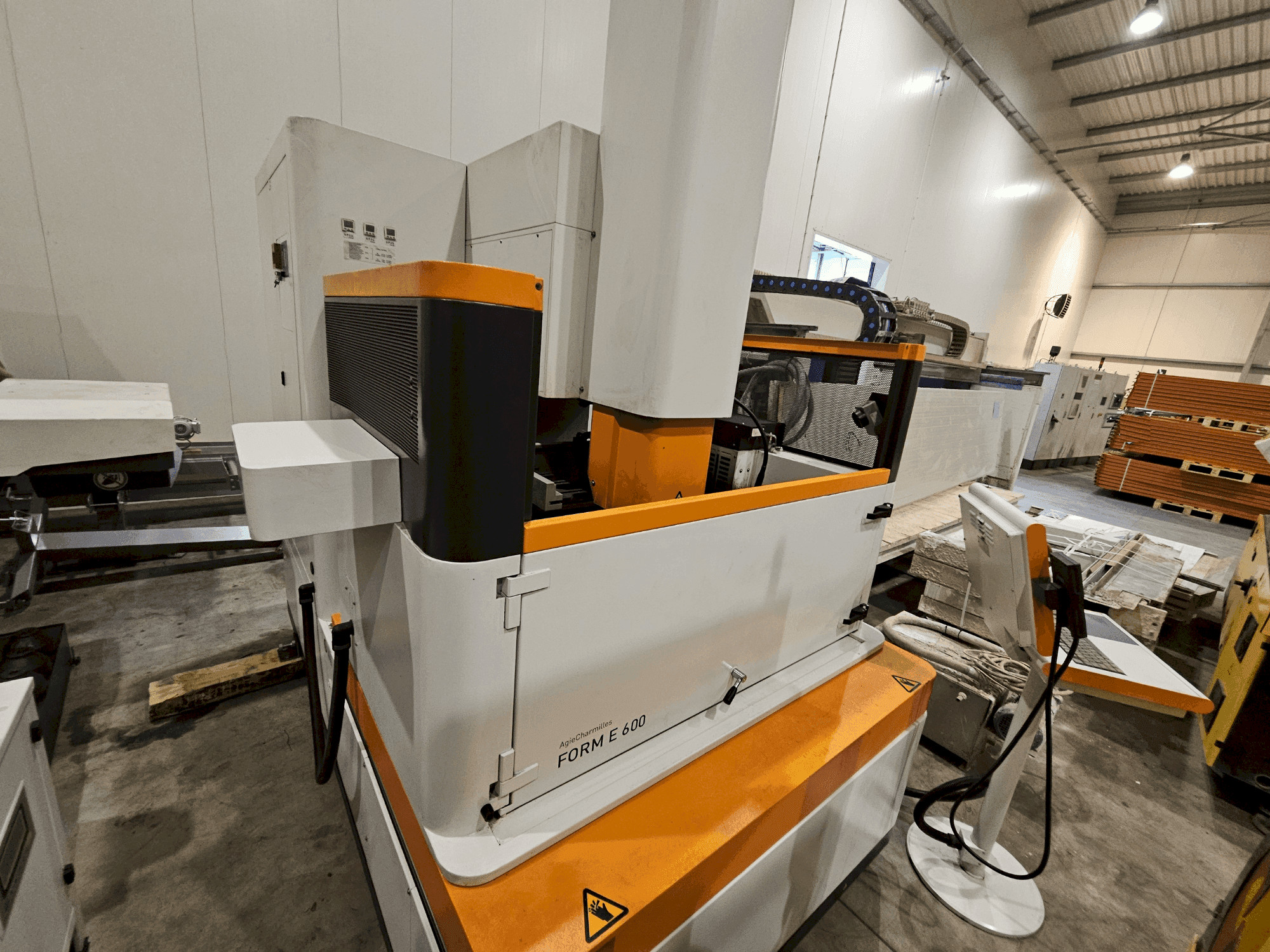 A AgieCharmilles Form E 600  gép elölnézete