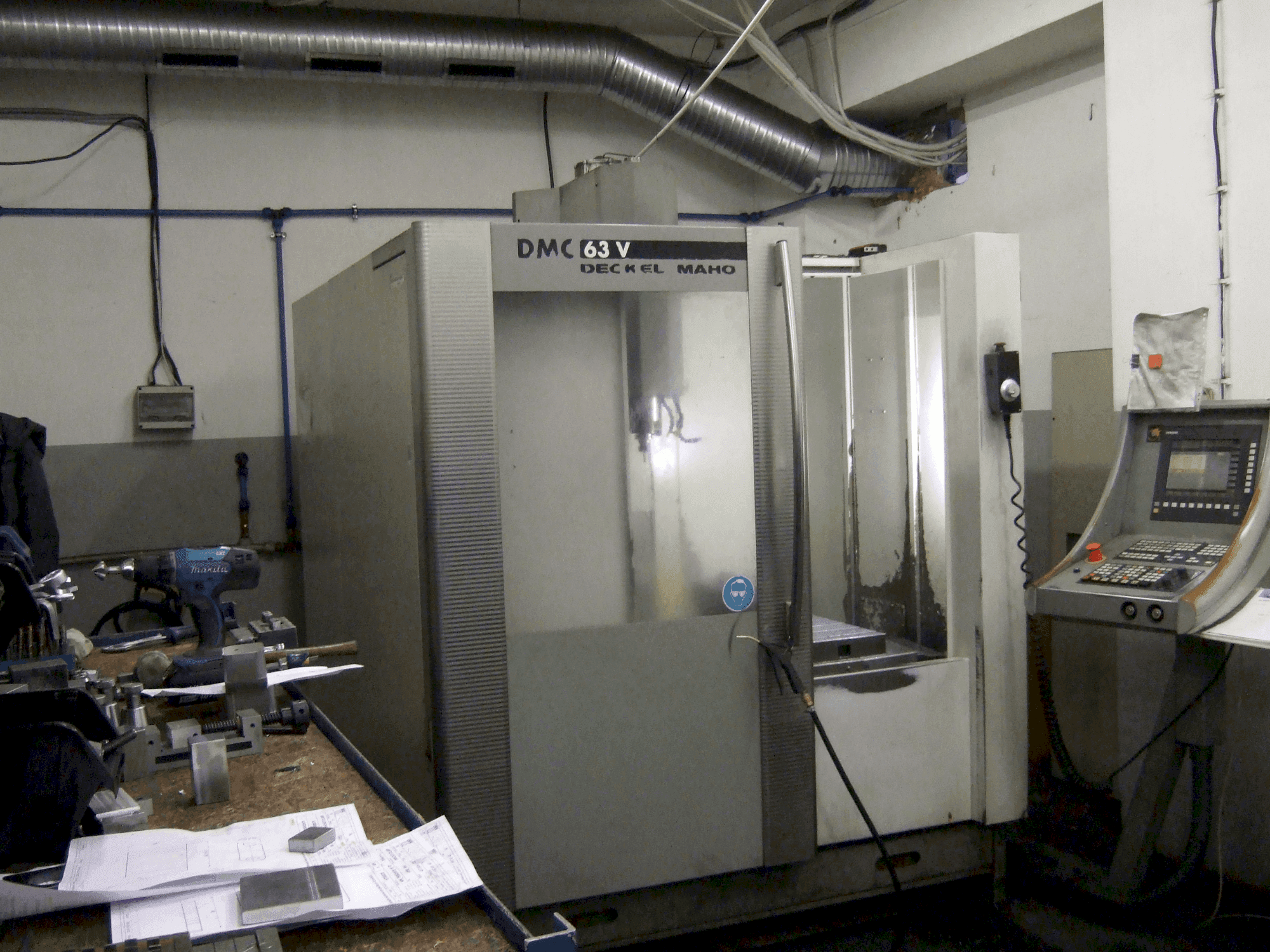 A DECKEL MAHO DMC 63V  gép elölnézete