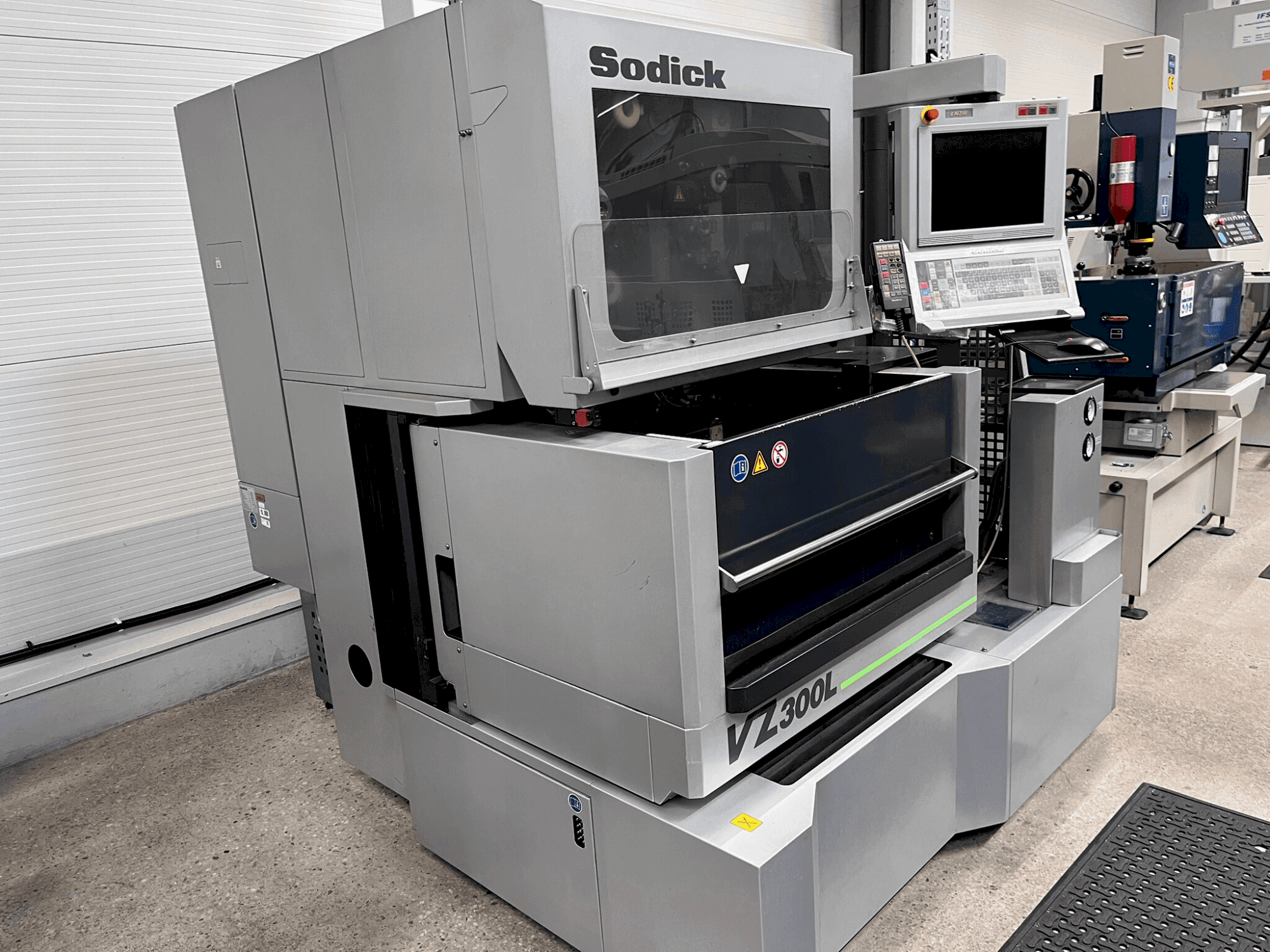 A Sodick VZ 300L  gép oldalnézete