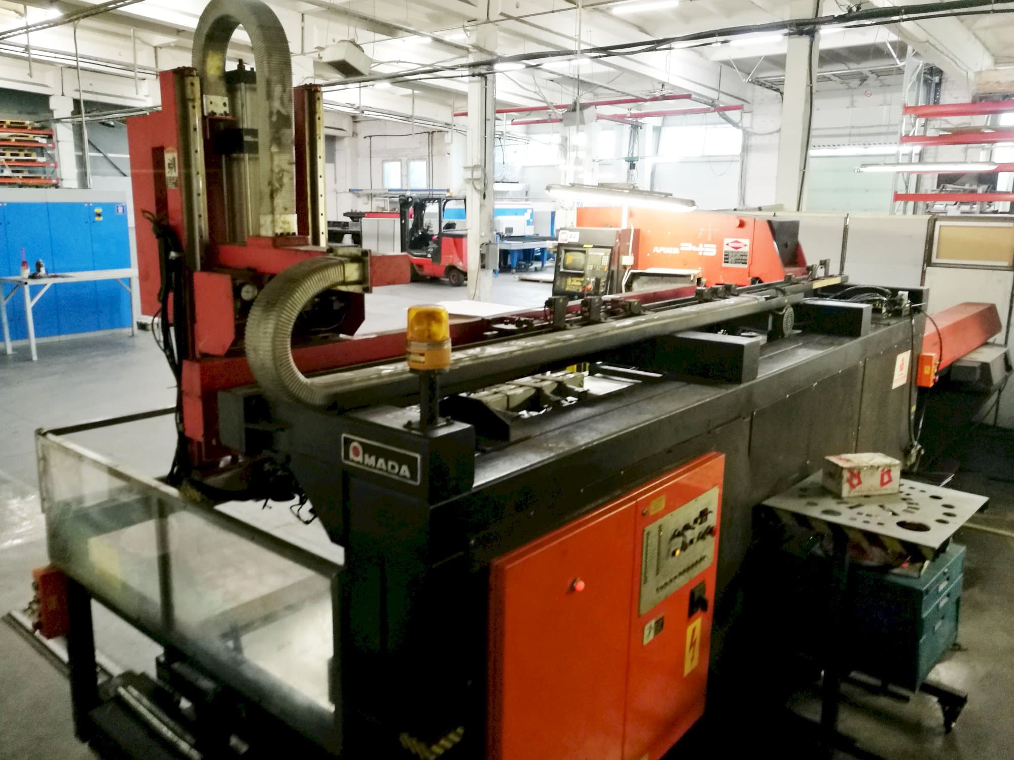 A AMADA ARIES 245  gép oldalnézete