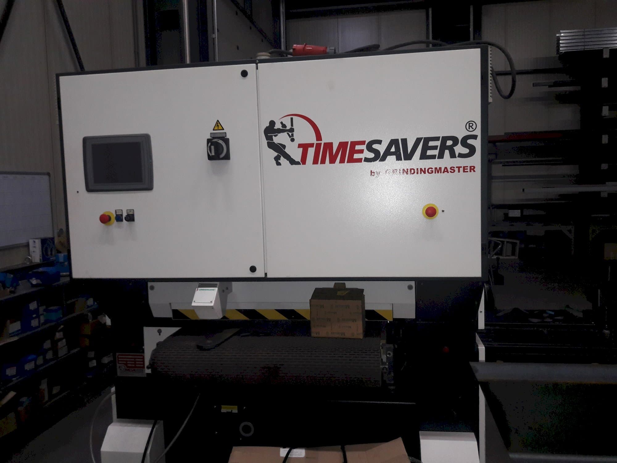 A TIMESAVERS 42-SERIE-900-WWB-S gép elölnézete