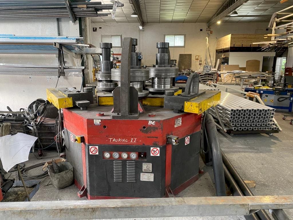 A Tauring Alfa 200  gép elölnézete