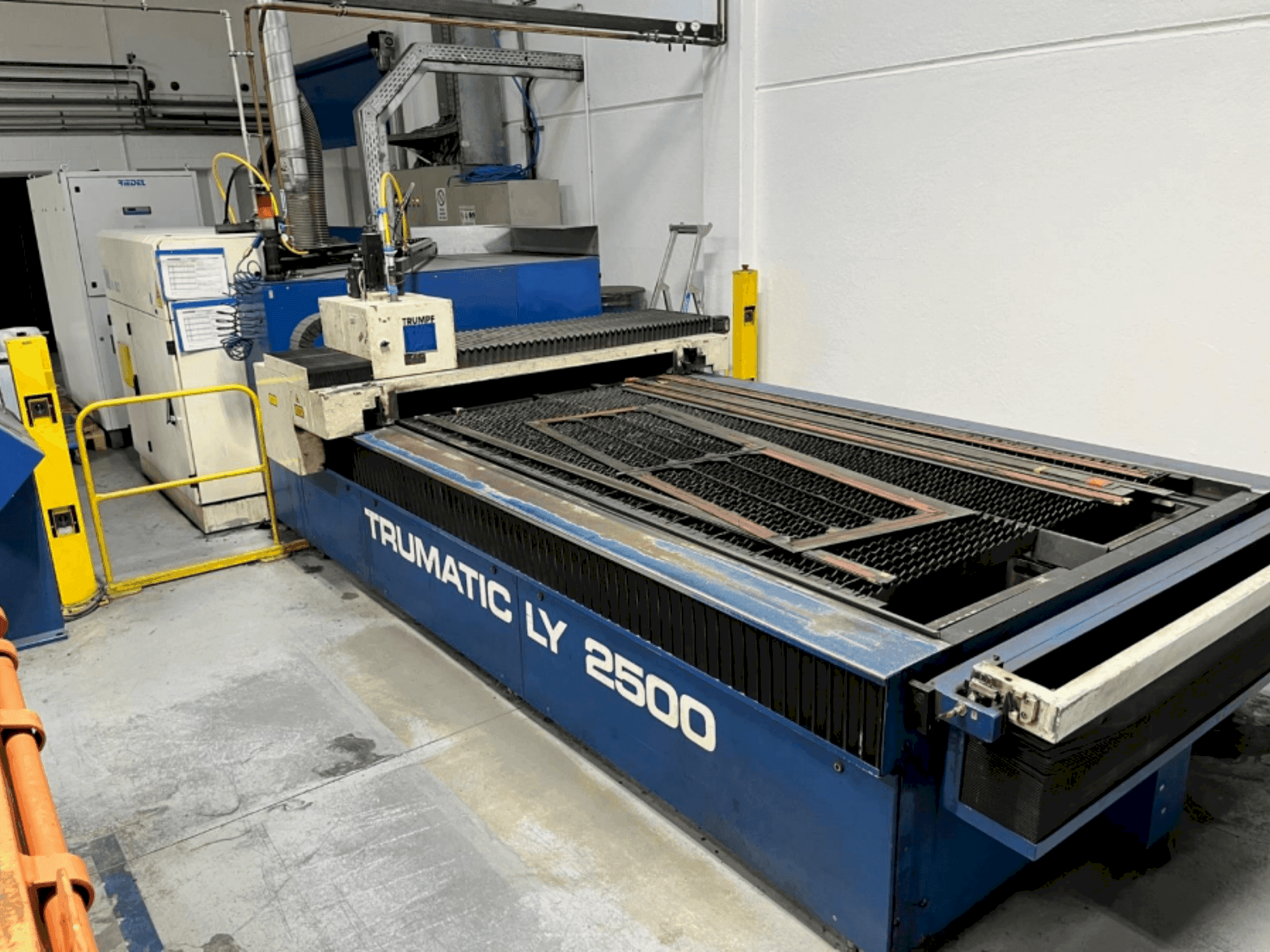 A TRUMPF Trumatic LY2500  gép elölnézete
