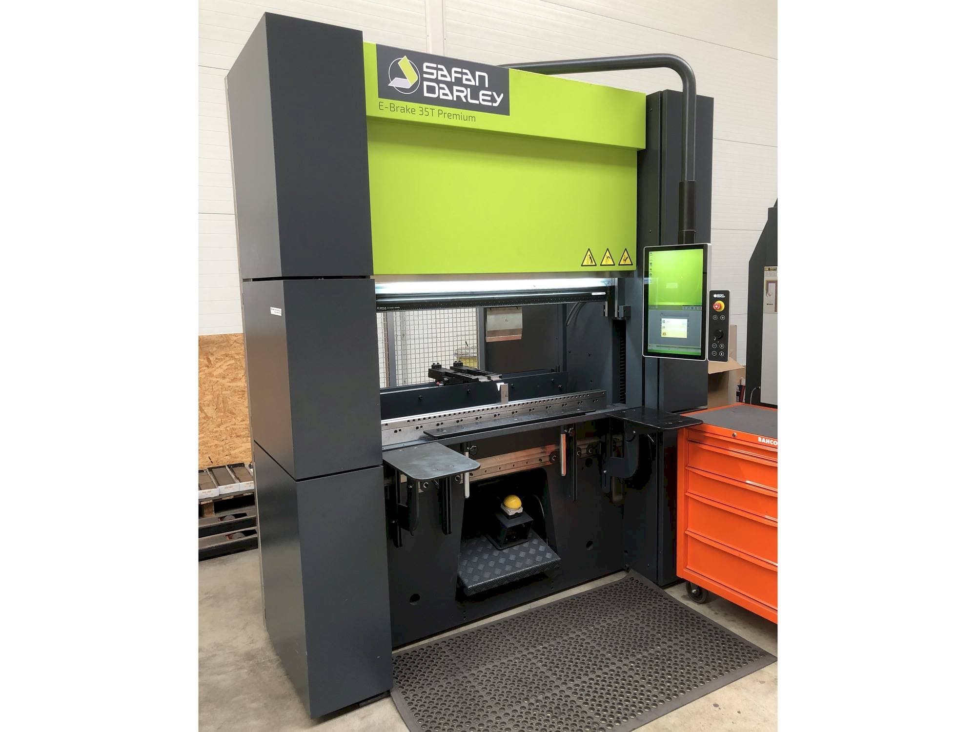 A Safan Darley E-Brake 35T Premium  gép elölnézete