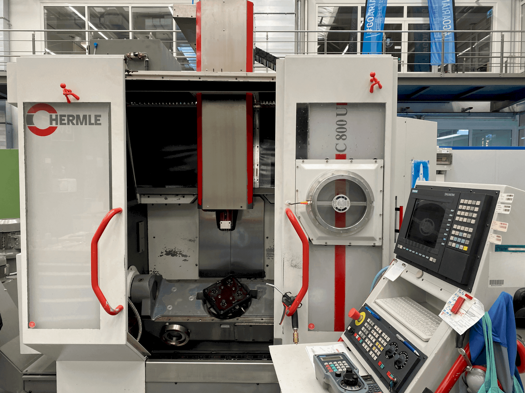 A HERMLE C800 U  gép elölnézete