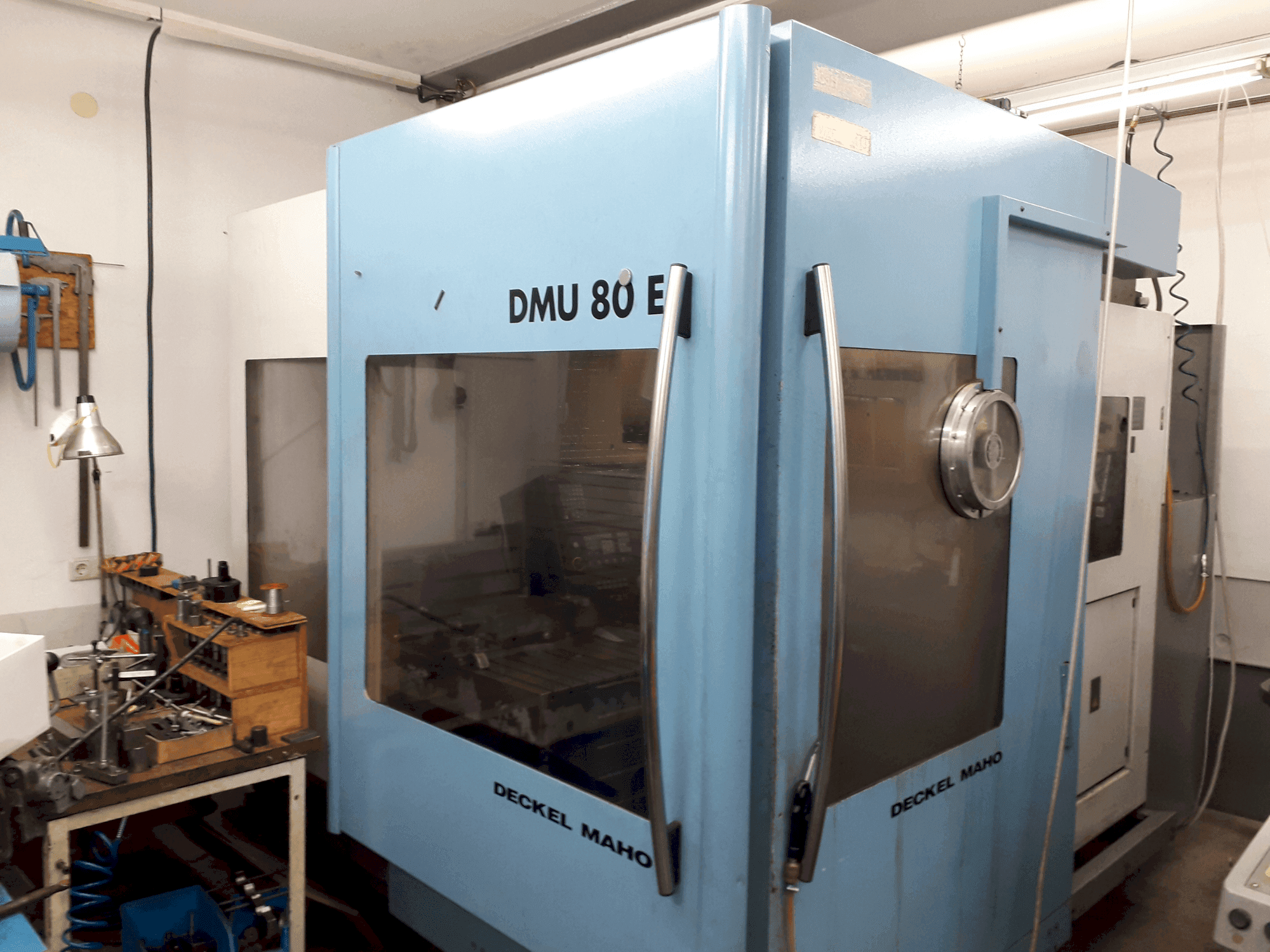 A DECKEL MAHO DMU 80E  gép elölnézete