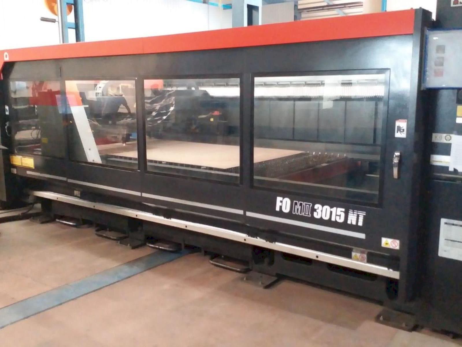 A AMADA F0M2 3015 MT  gép elölnézete
