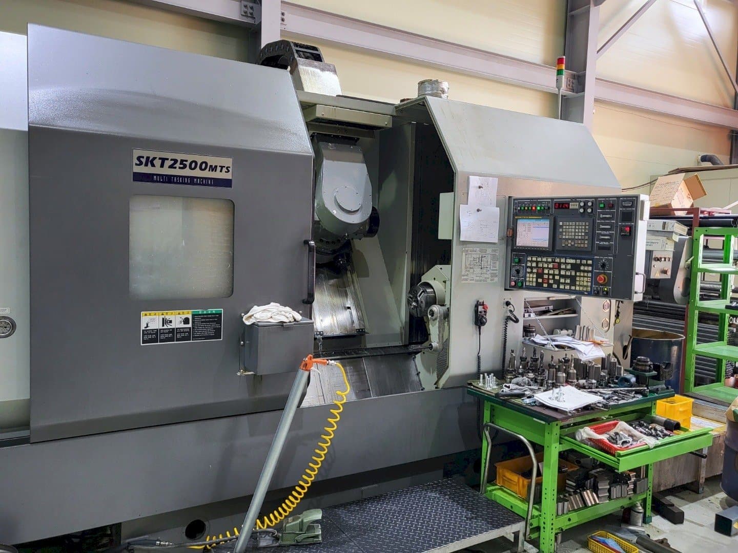 A Hyundai Wia SKT2500MTS  gép elölnézete