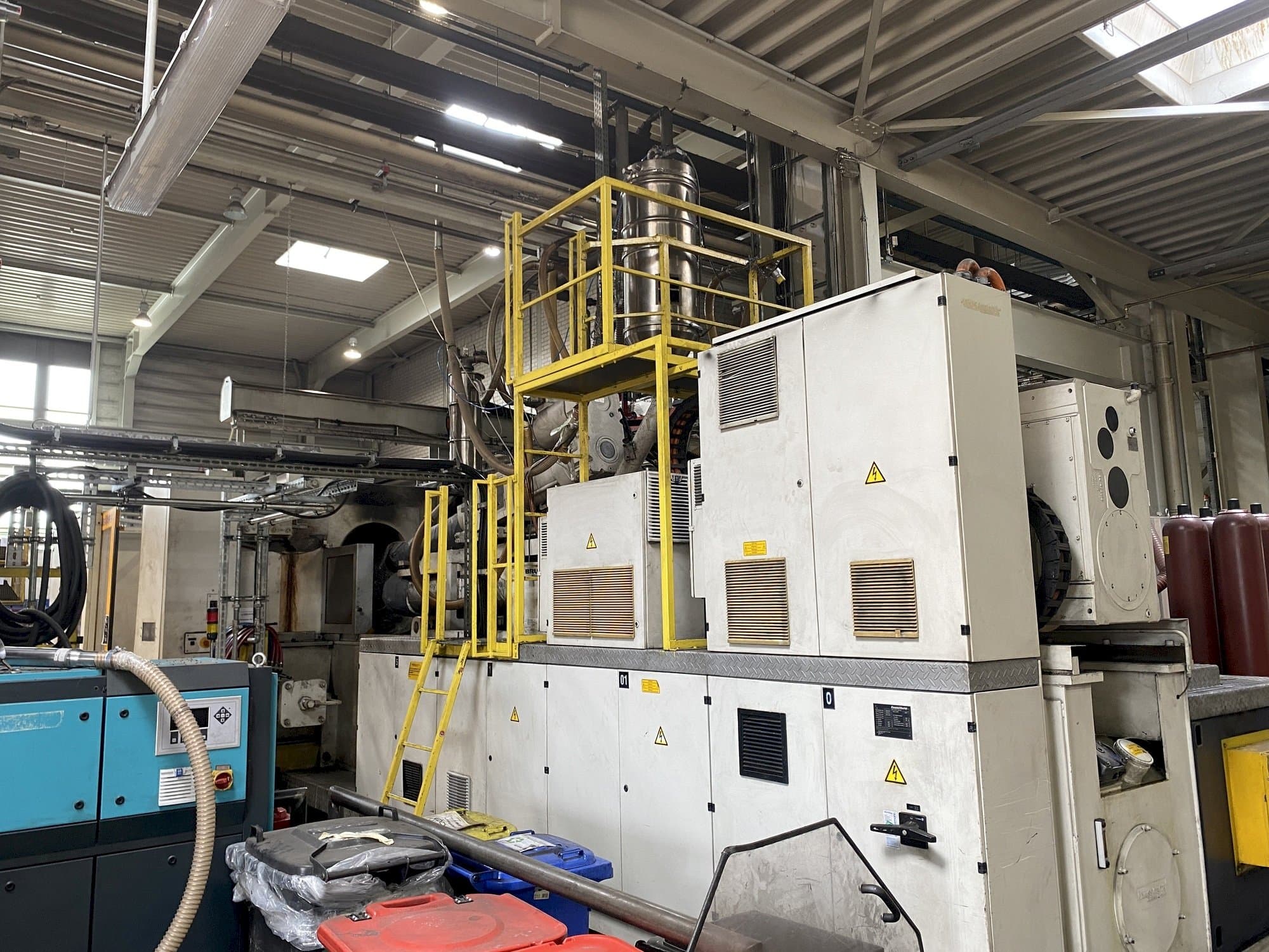 A Krauss Maffei 1600-12000-1400 MZ  gép elölnézete