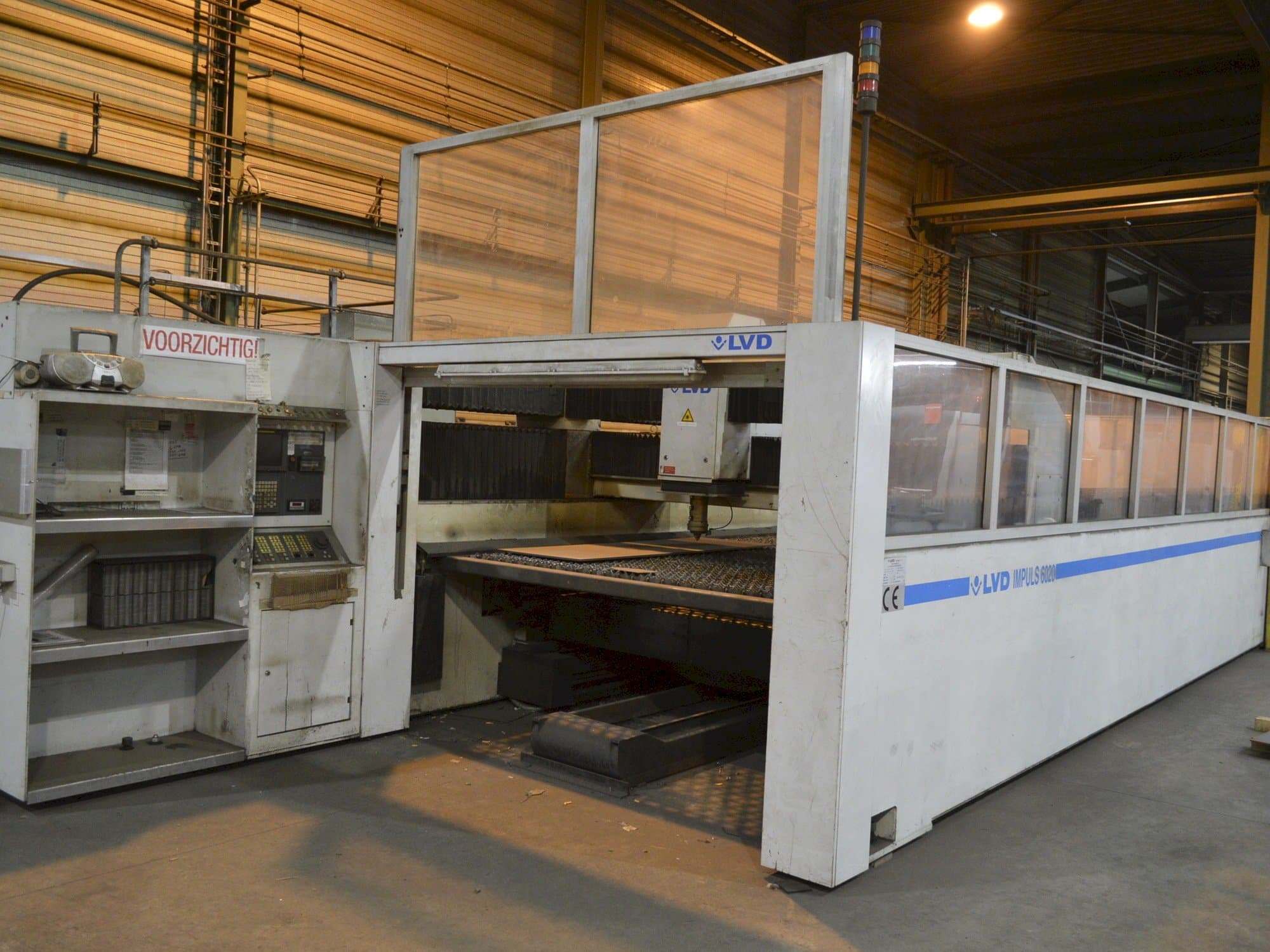 A LVD IMPULS 6020  gép elölnézete