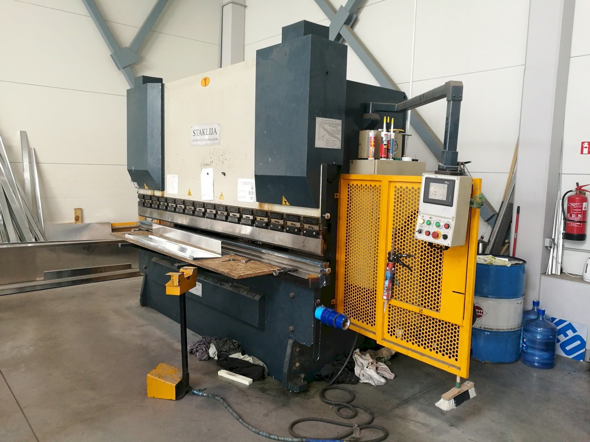 A Staklija WC67K-100x3200  gép elölnézete