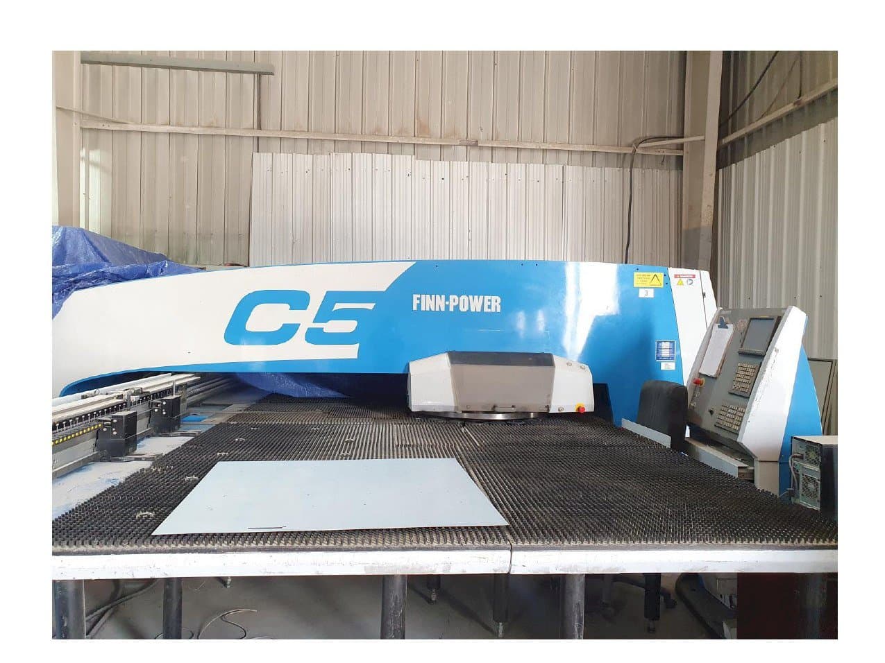 A Finn-Power C5  gép elölnézete