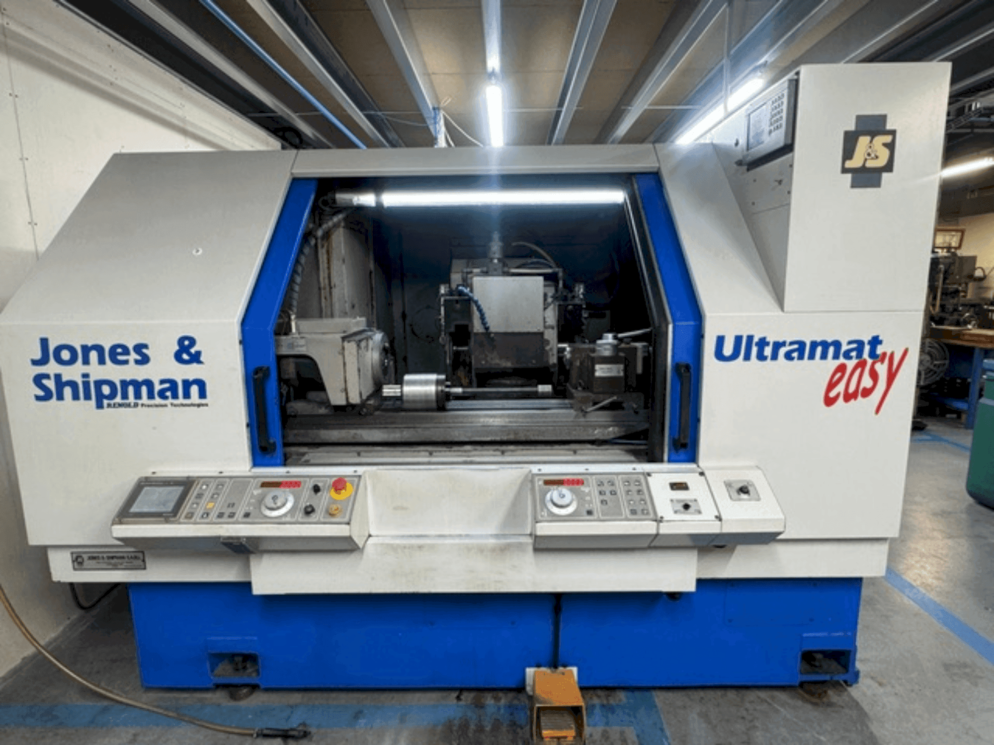 A Jones & Shipman ULTRAMAT EASY CNC  gép elölnézete