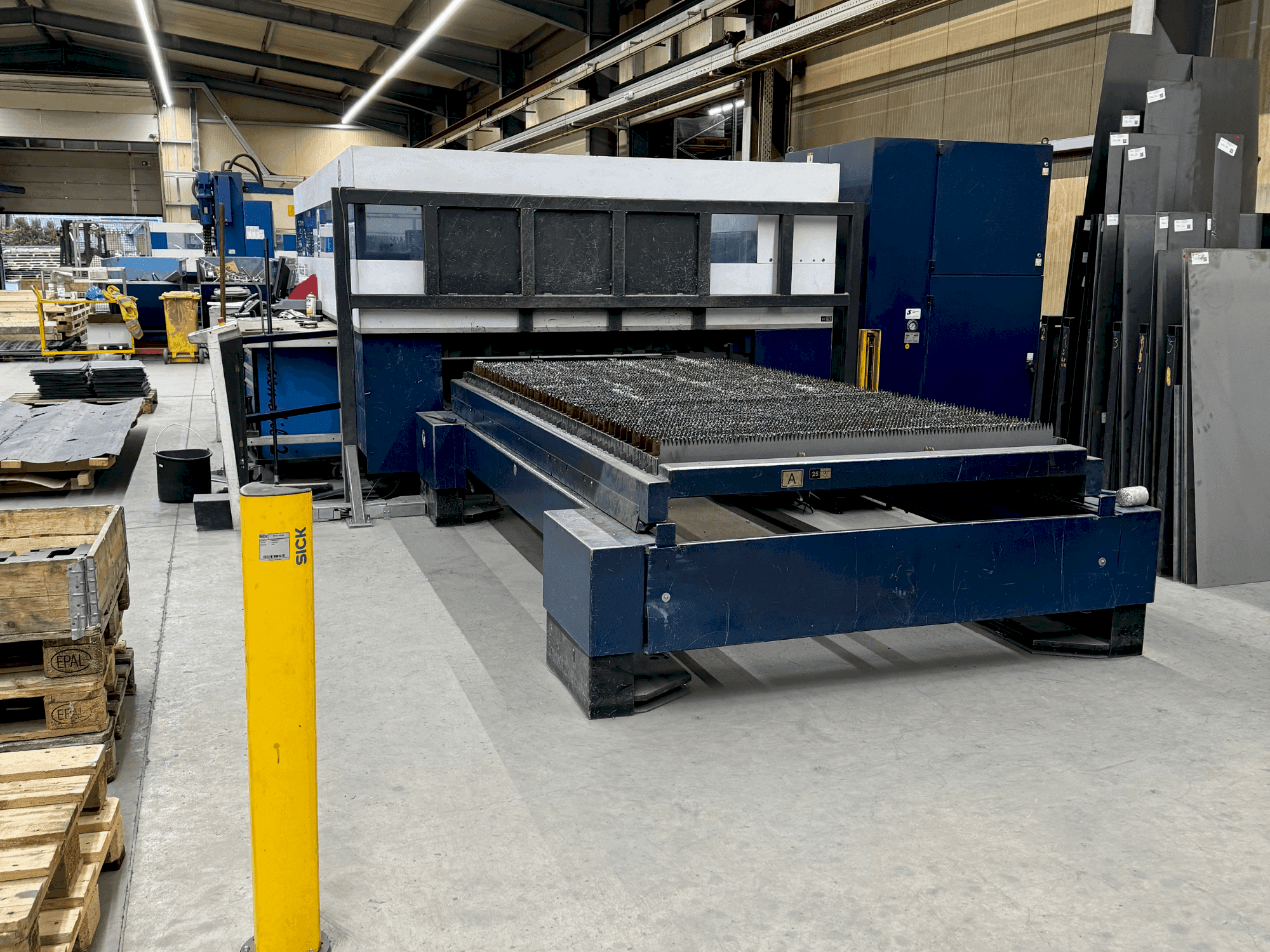 A TRUMPF TruLaser 3030 4kW (L20)  gép elölnézete