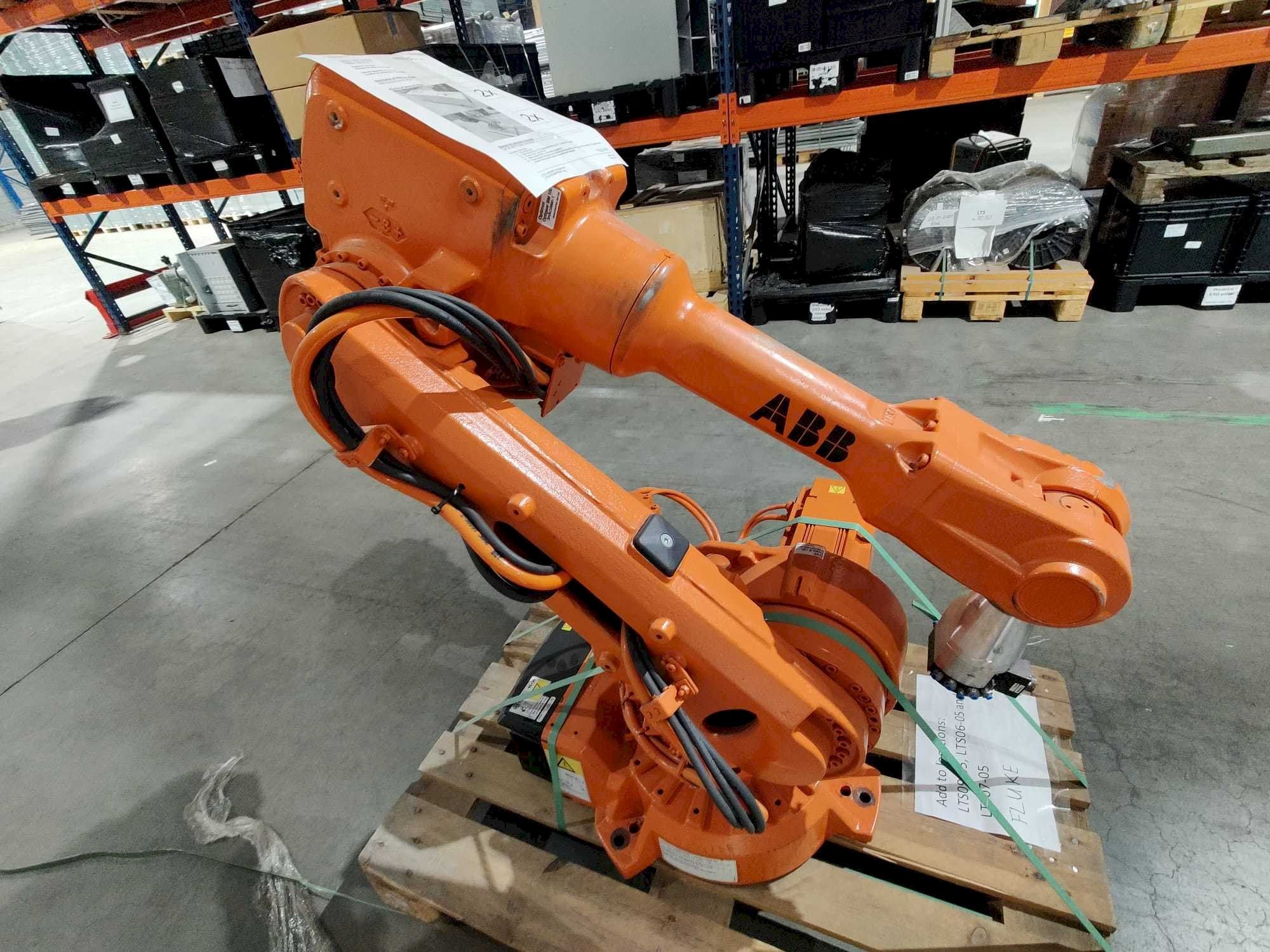 A ABB IRB 2600 M2004  gép elölnézete