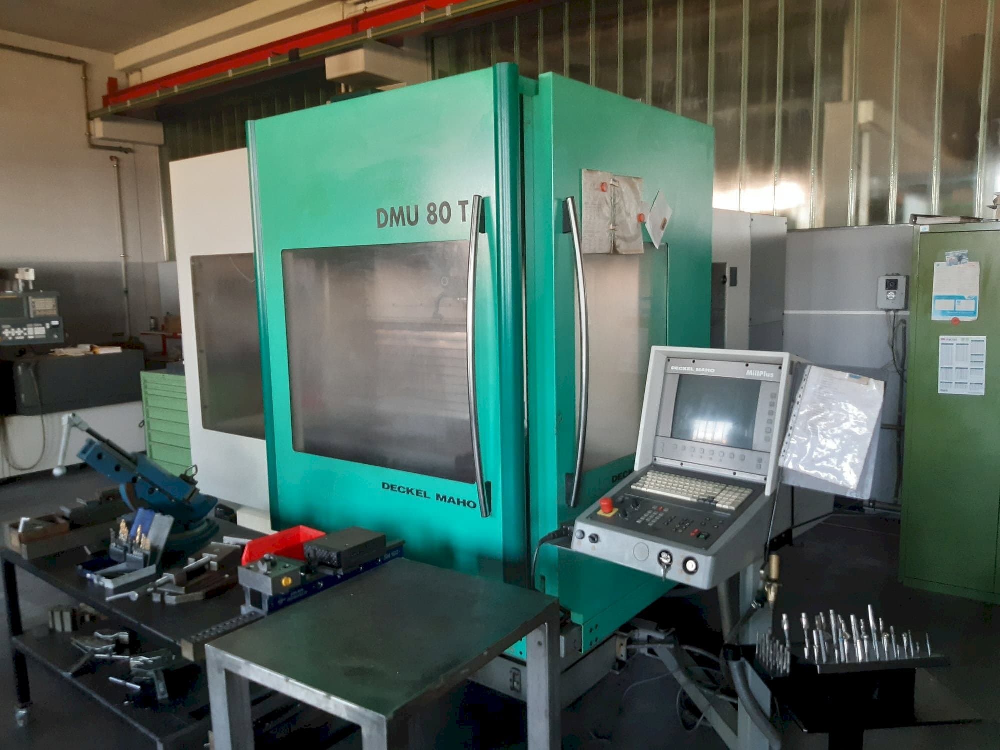 A DECKEL MAHO DMU 80T  gép elölnézete