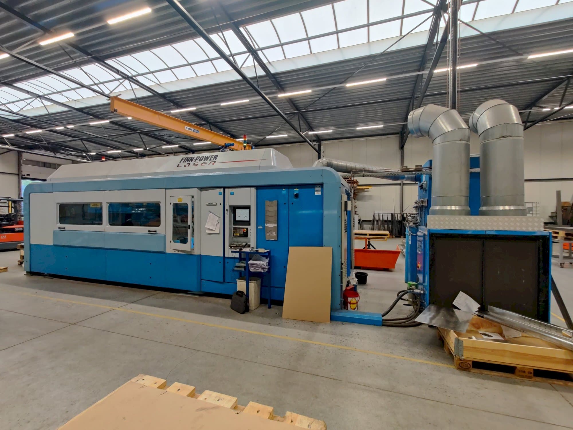 A Finn-Power FPL6-B  gép elölnézete