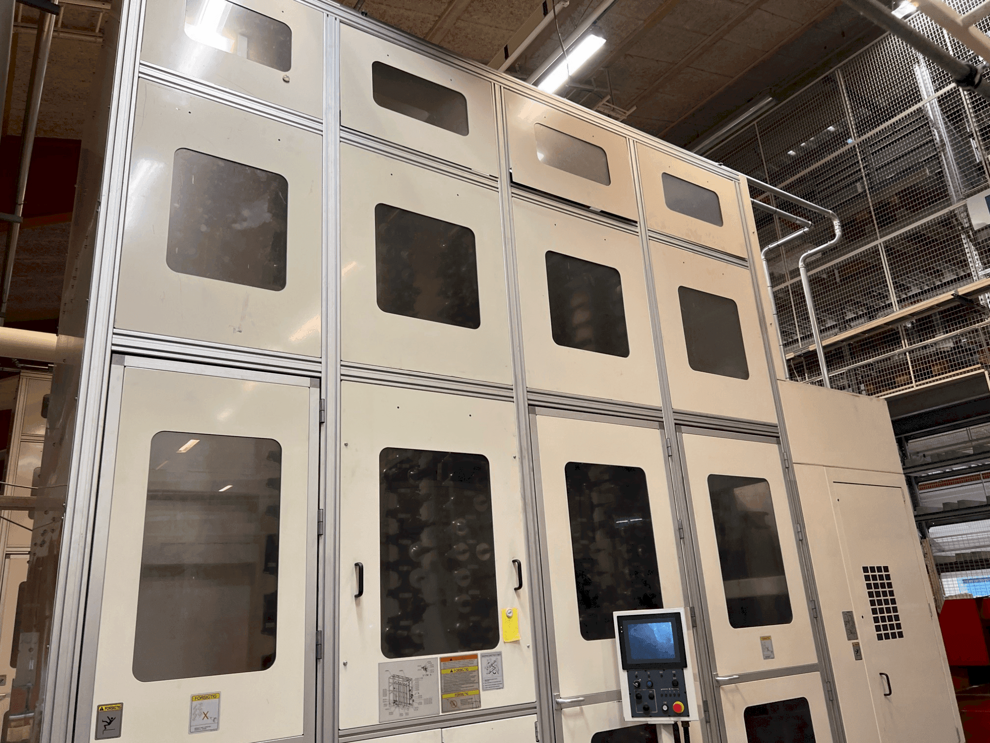 A Okuma MA-800H  gép bal oldali nézete