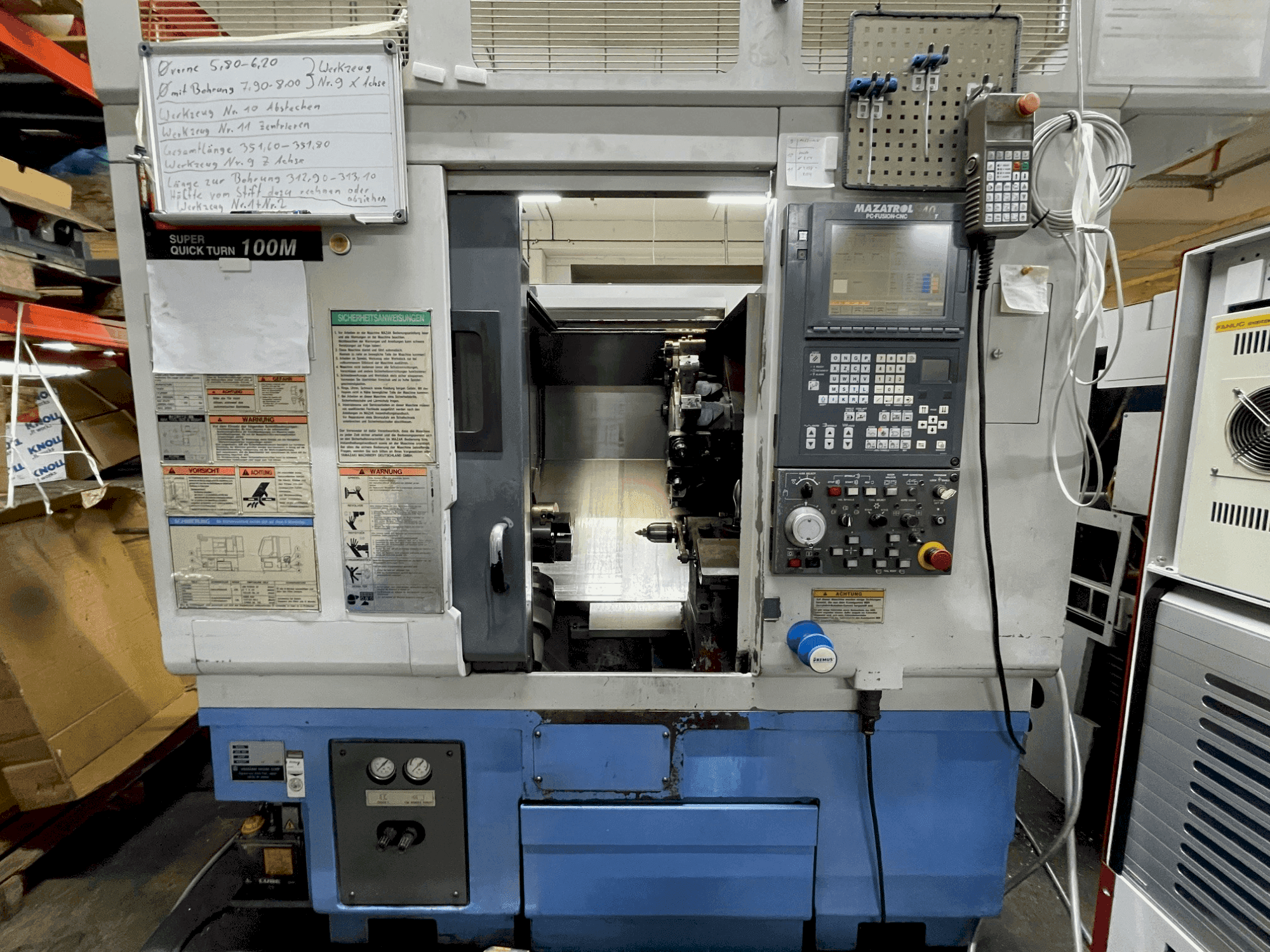 A Mazak SQT 100M  gép elölnézete