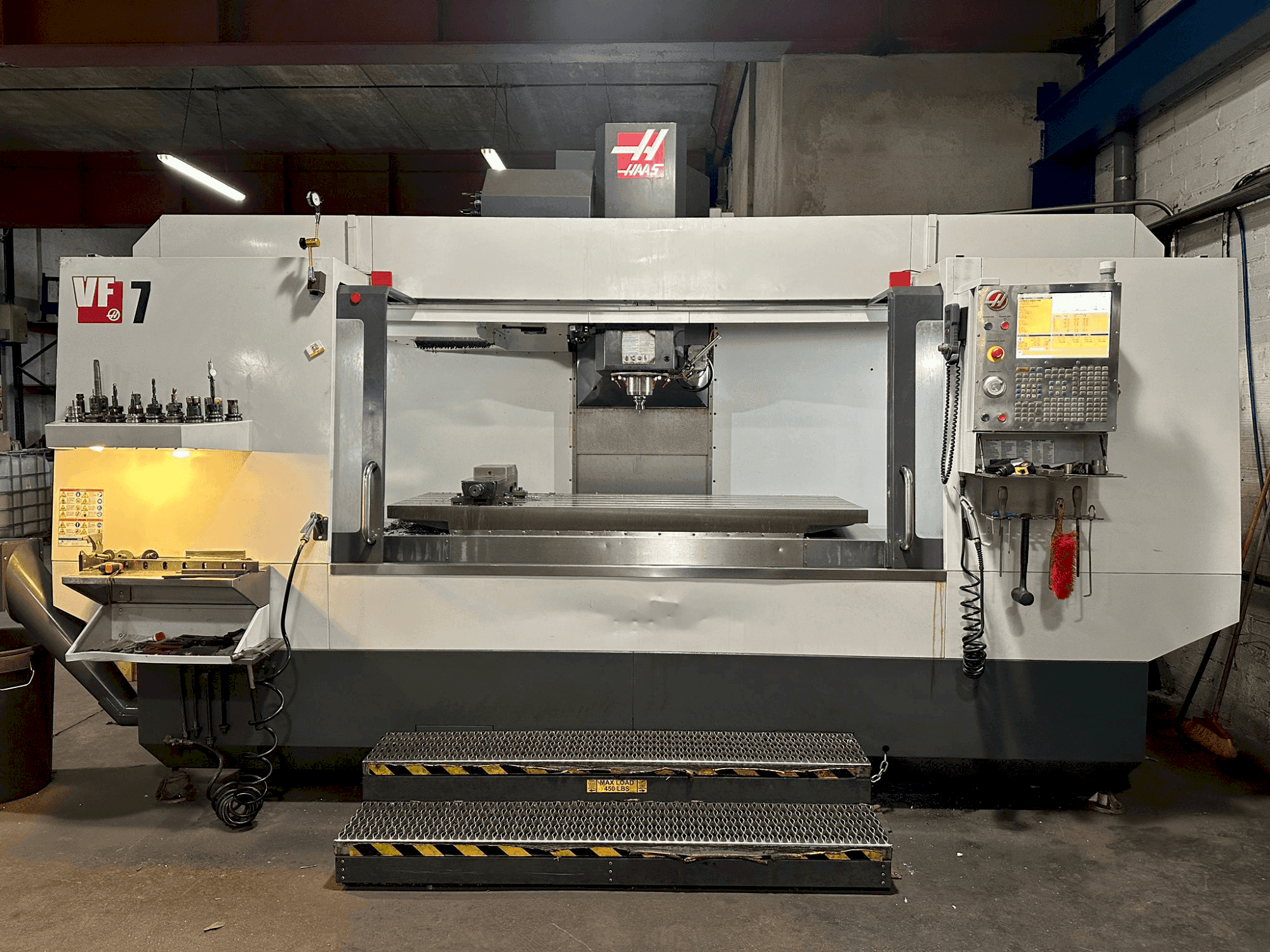 A HAAS VF-7/40  gép elölnézete