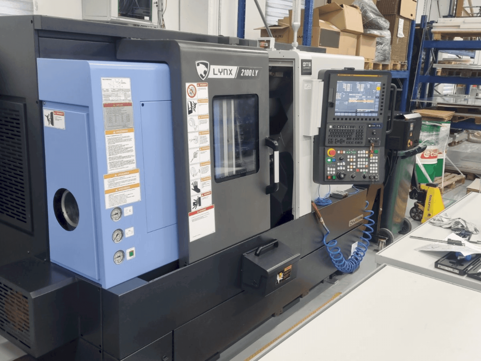 A DN SOLUTIONS LYNX 2100 LYB  gép elölnézete