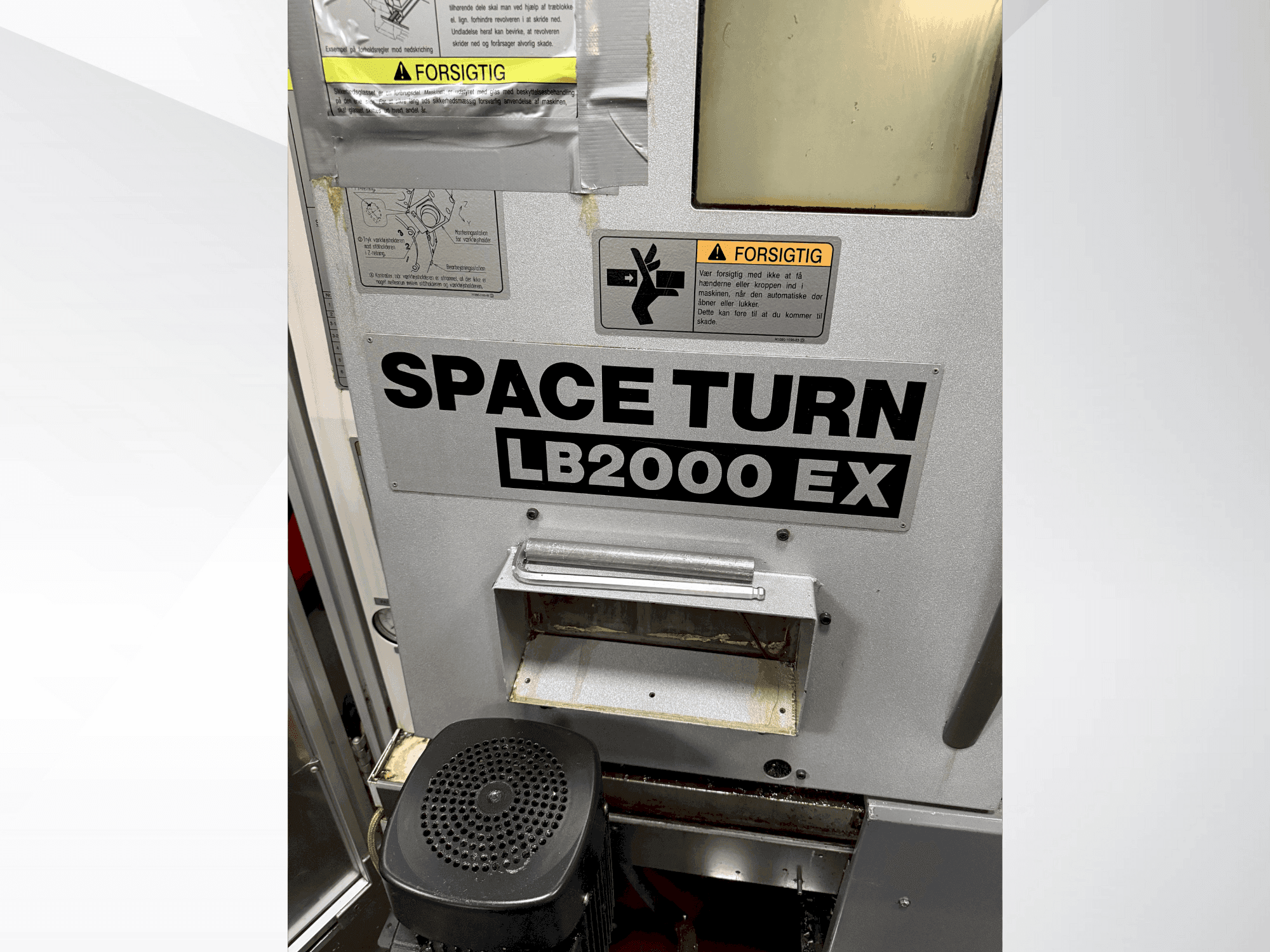 A Okuma Space Turn LB2000 EX  gép elölnézete