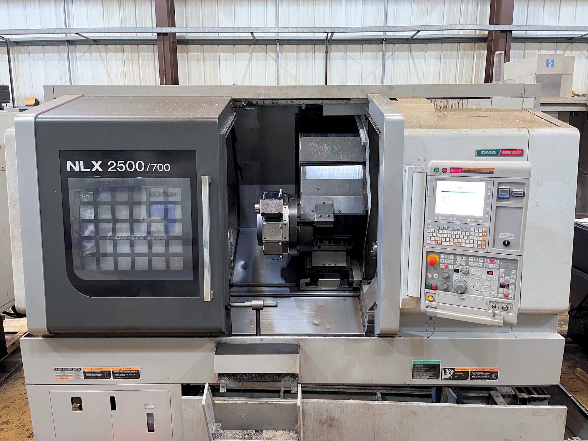A MORI SEIKI NLX2500Y-700  gép elölnézete