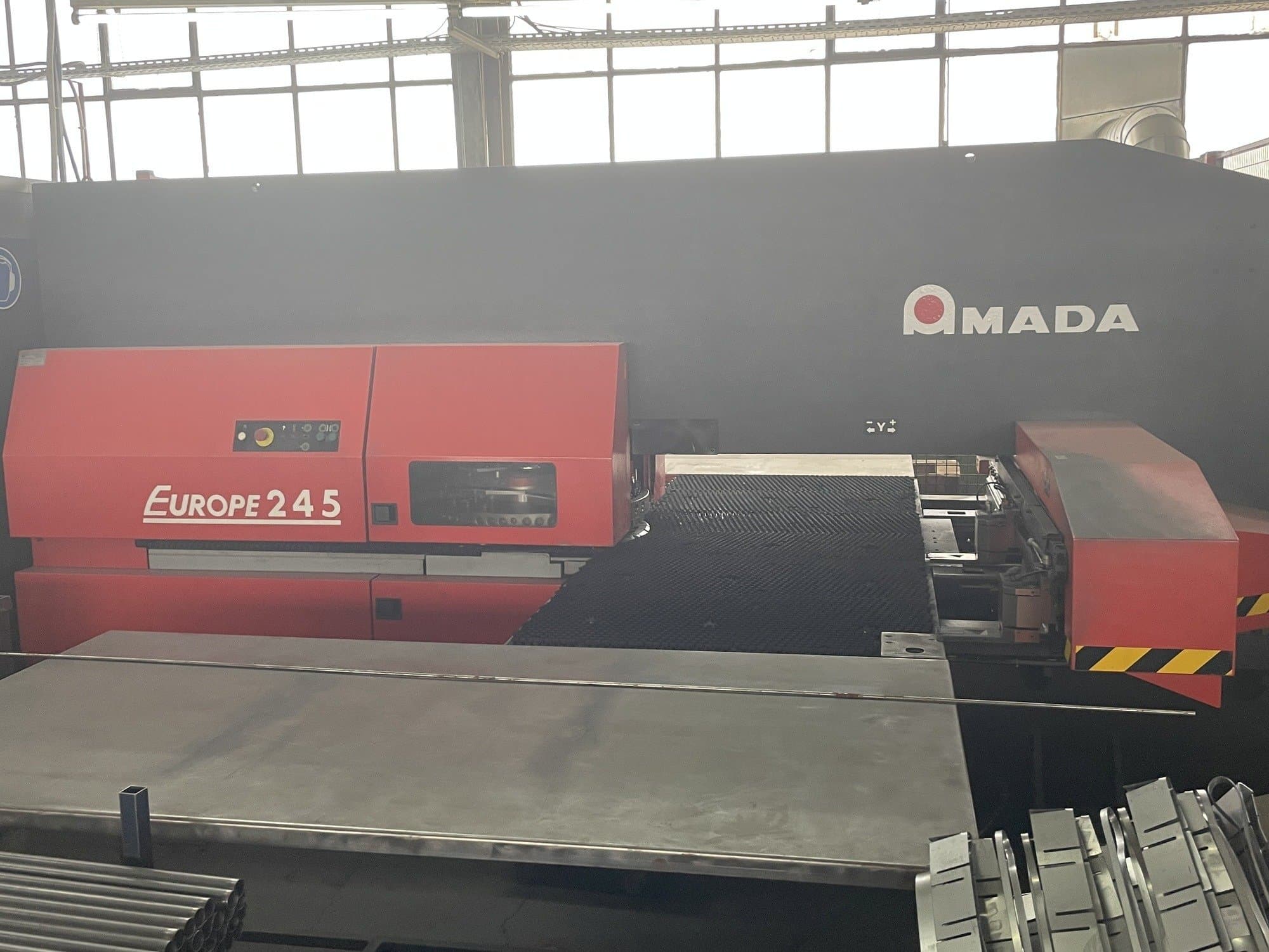 A AMADA Europe 245  gép elölnézete