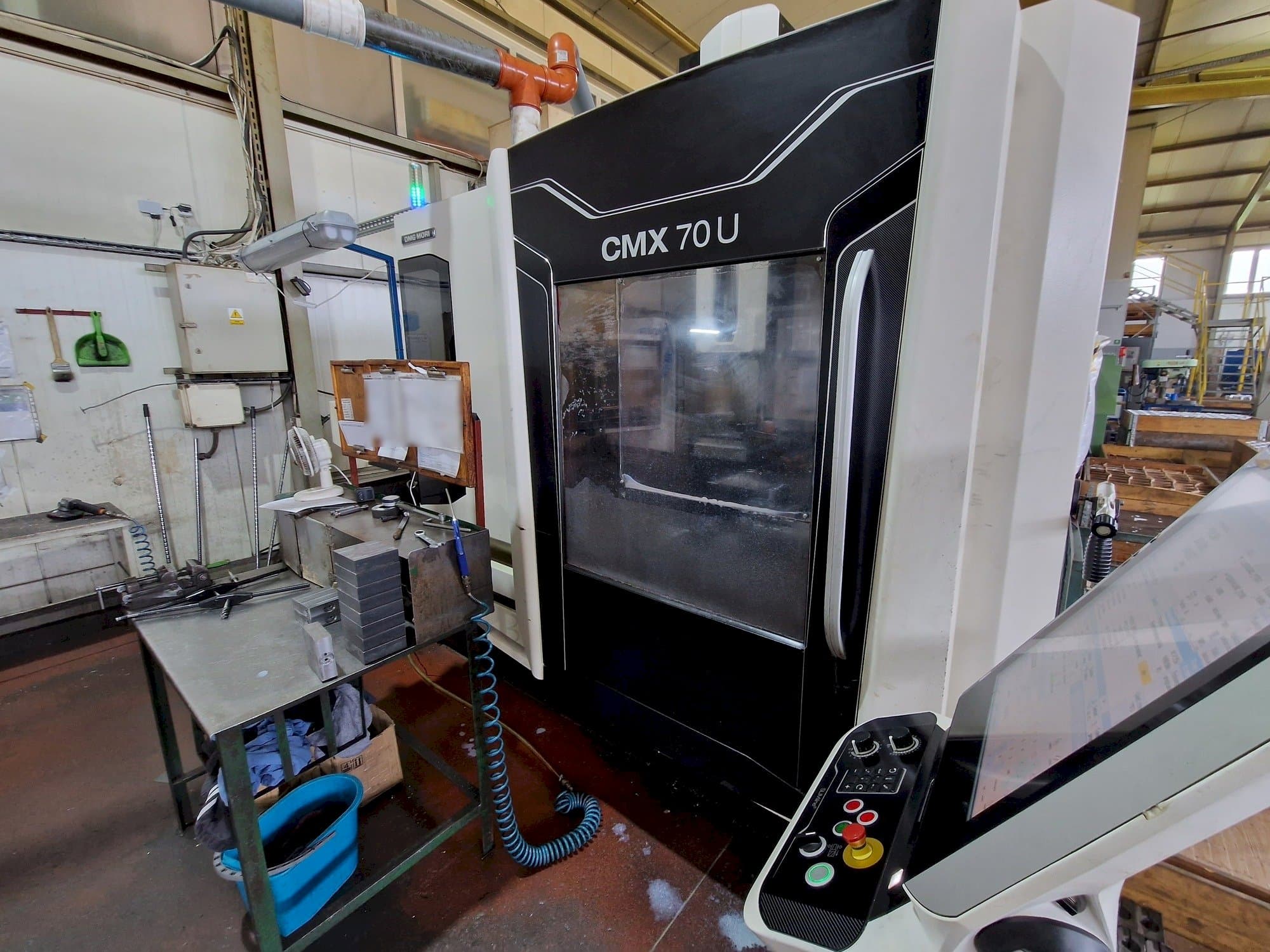 A DMG MORI CMX 70 U  gép elölnézete