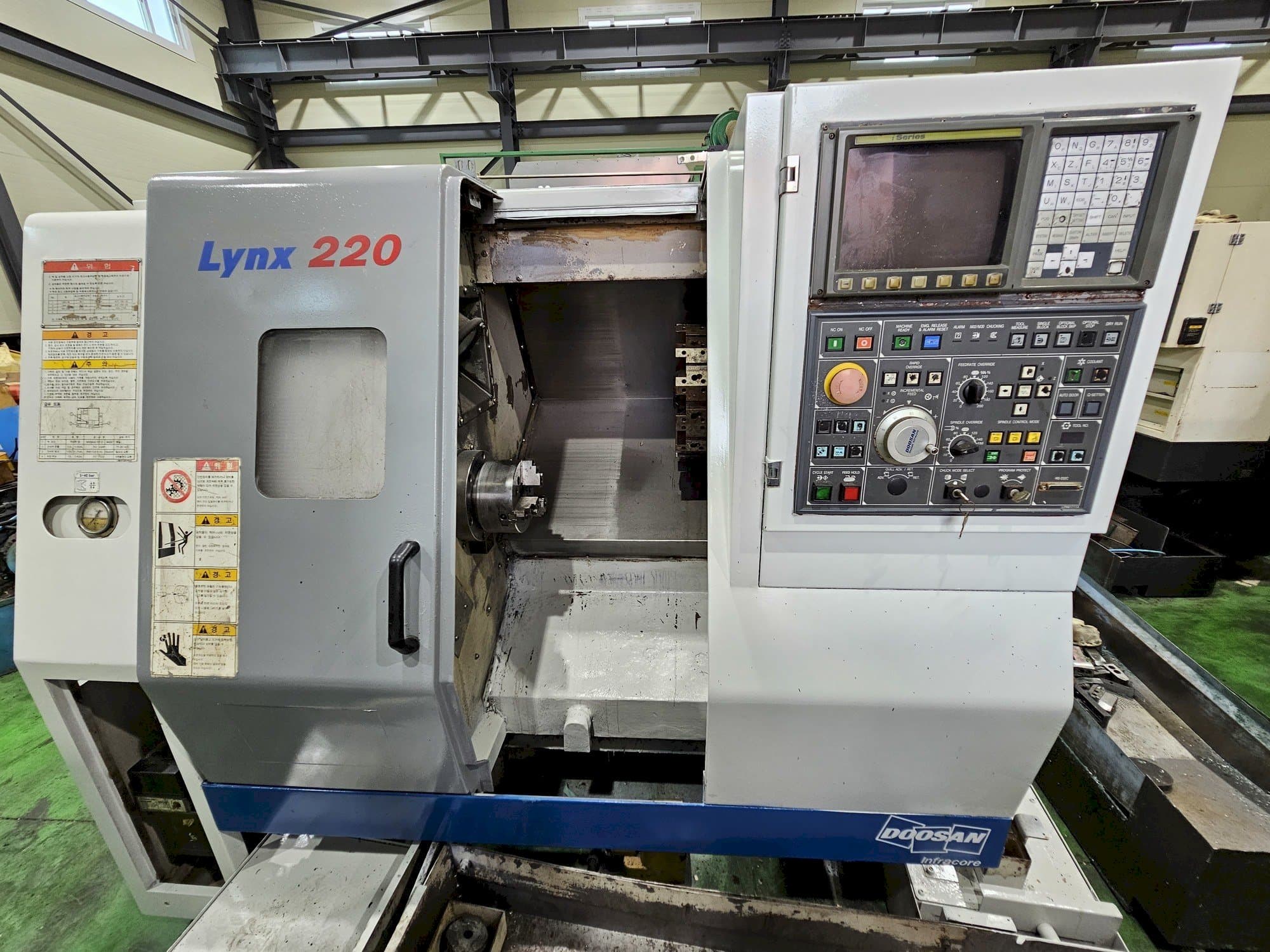 A Doosan Lynx 220A  gép elölnézete