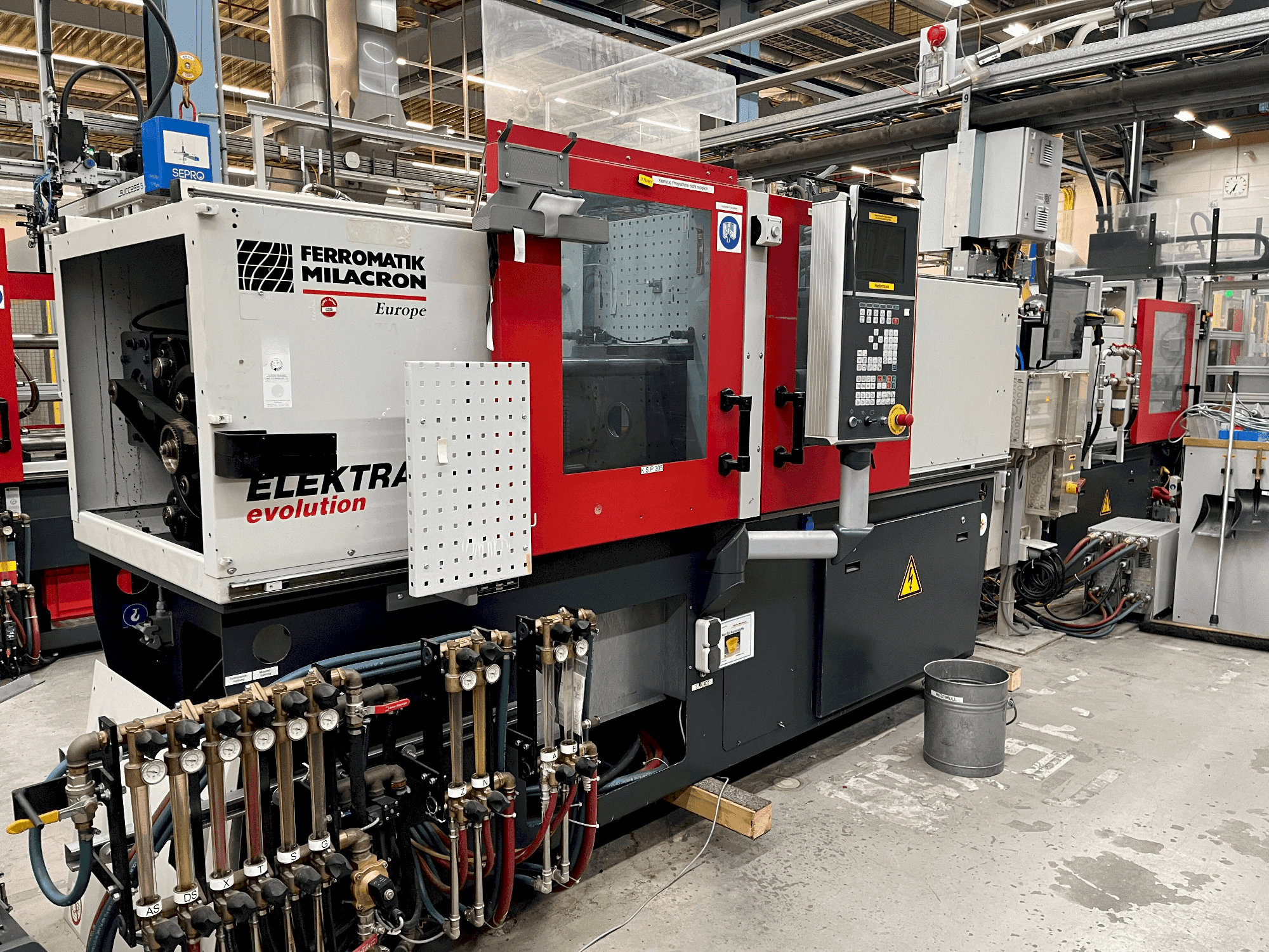 A FERROMATIK EE 30  gép elölnézete