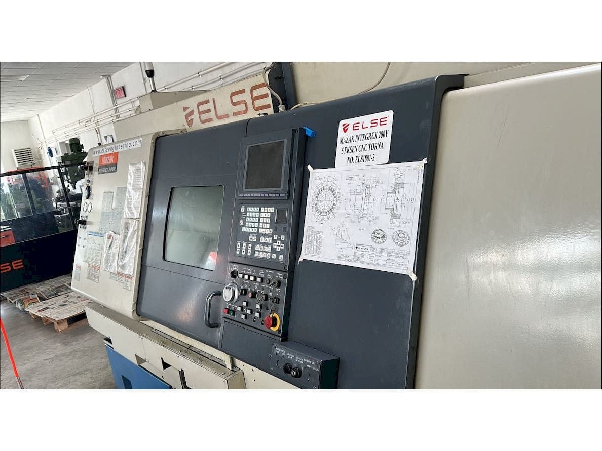 A Mazak Integrex 200Y gép elölnézete
