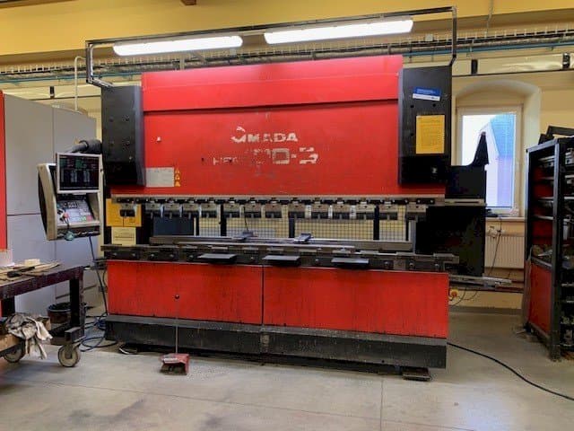 A AMADA HFE 100-3  gép elölnézete