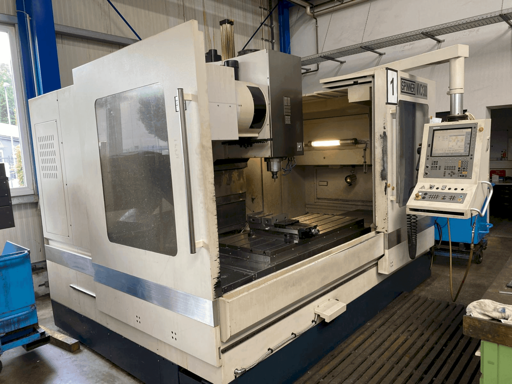 A SPINNER MVC 1300  gép elölnézete