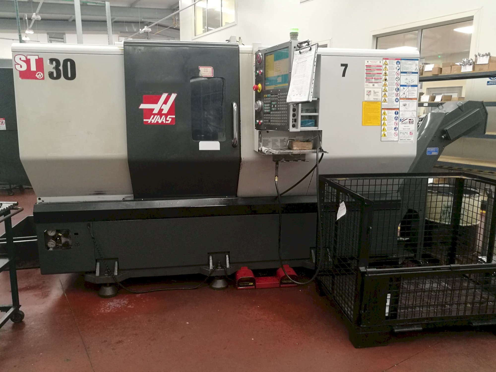 A HAAS ST-30  gép elölnézete