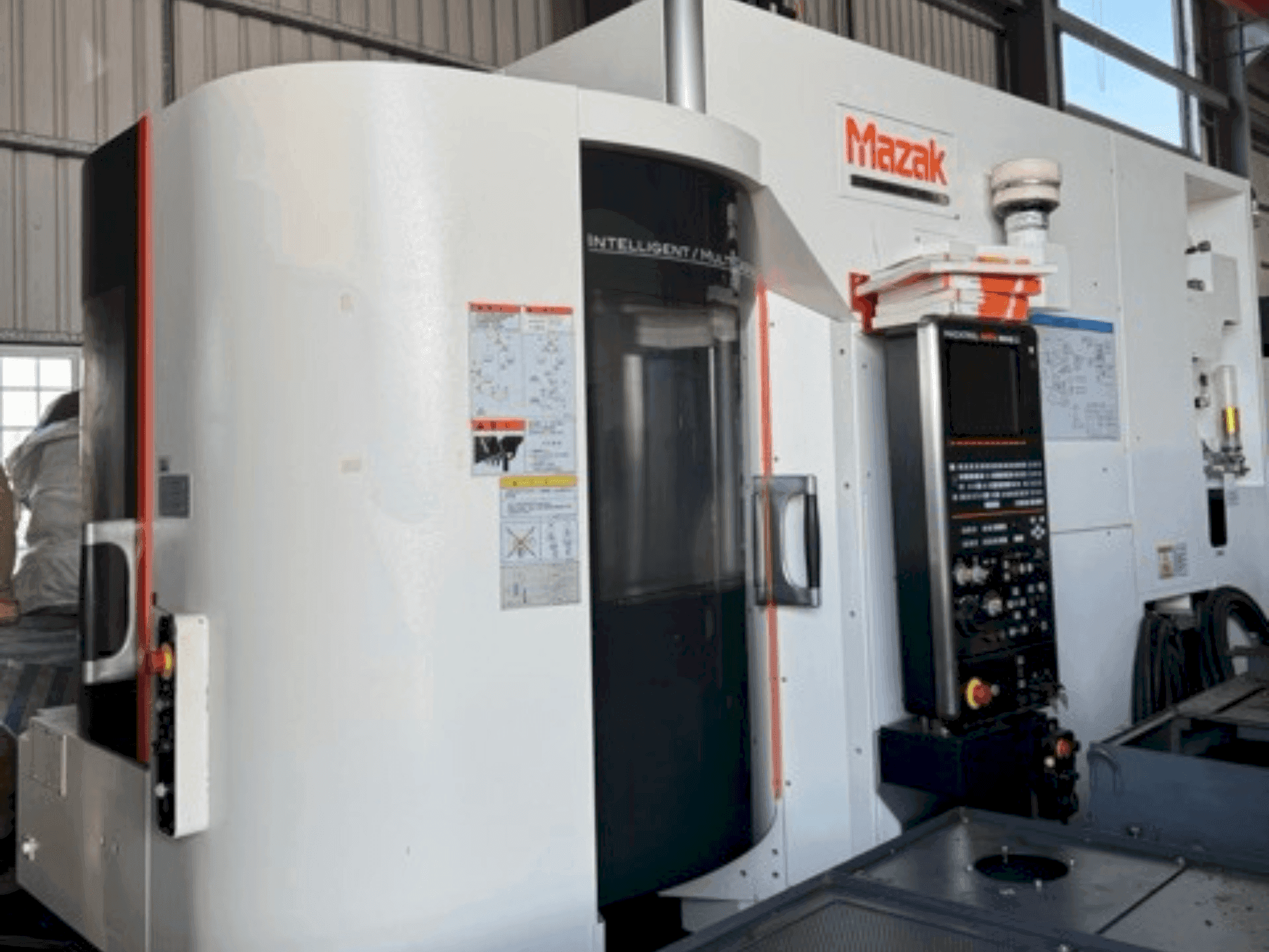 A Mazak VARIAXIS J-500  gép elölnézete