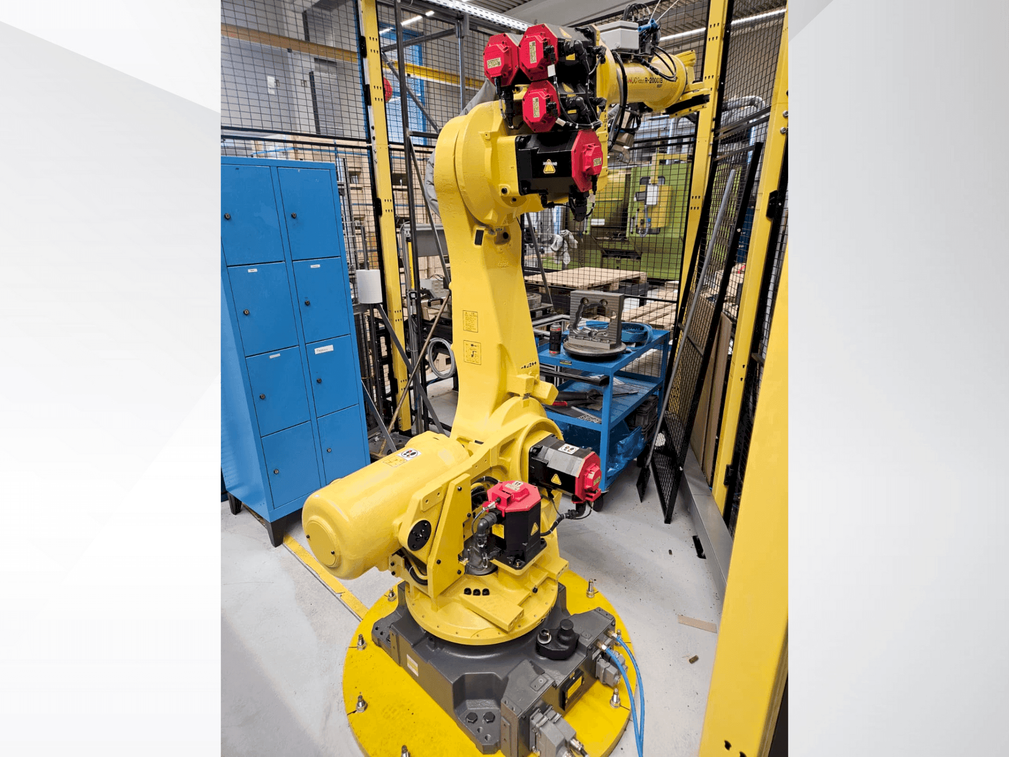 A FANUC R2000iB/165F  gép elölnézete