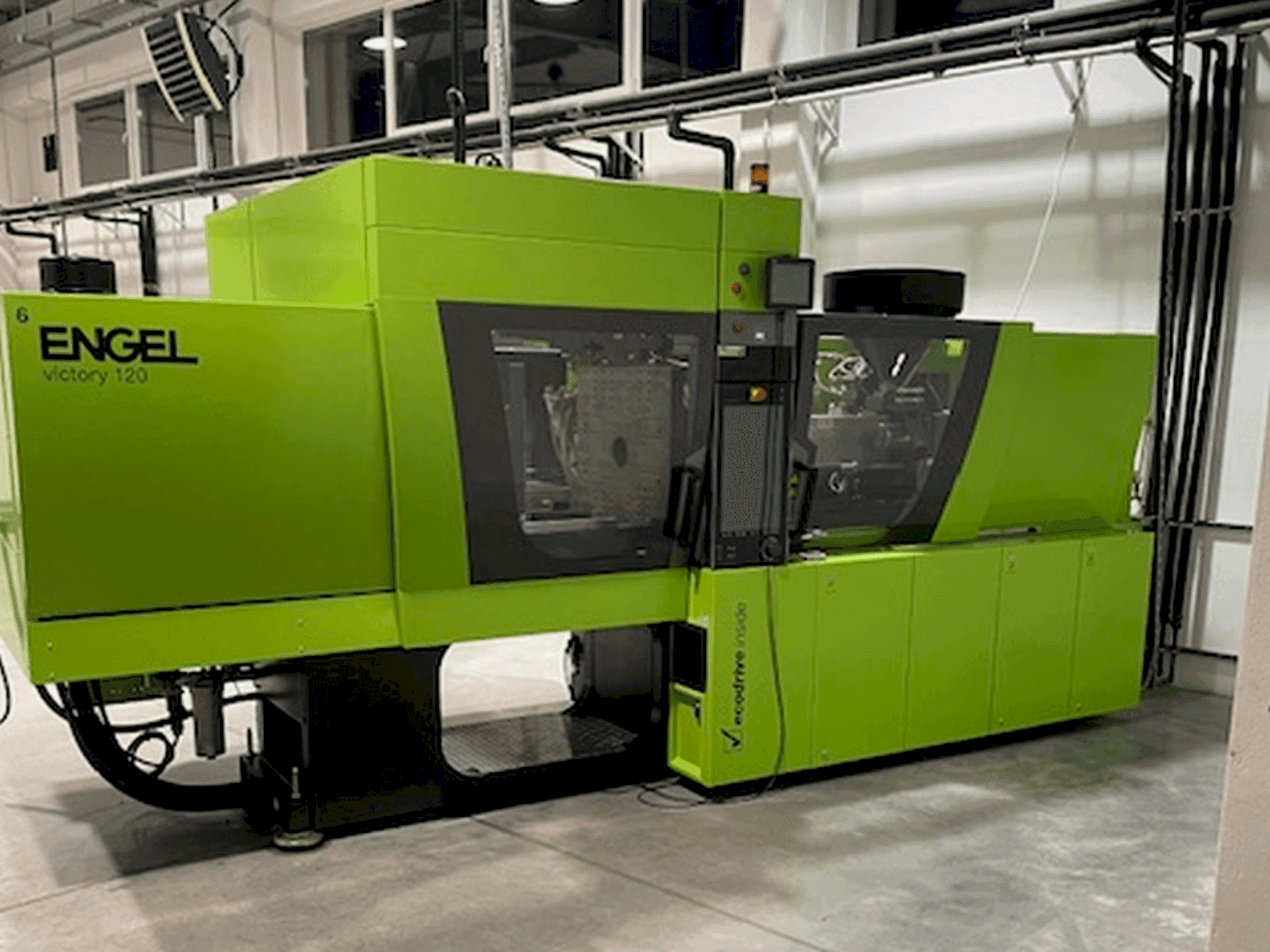 A Engel Victory 650/120 tech  gép elölnézete