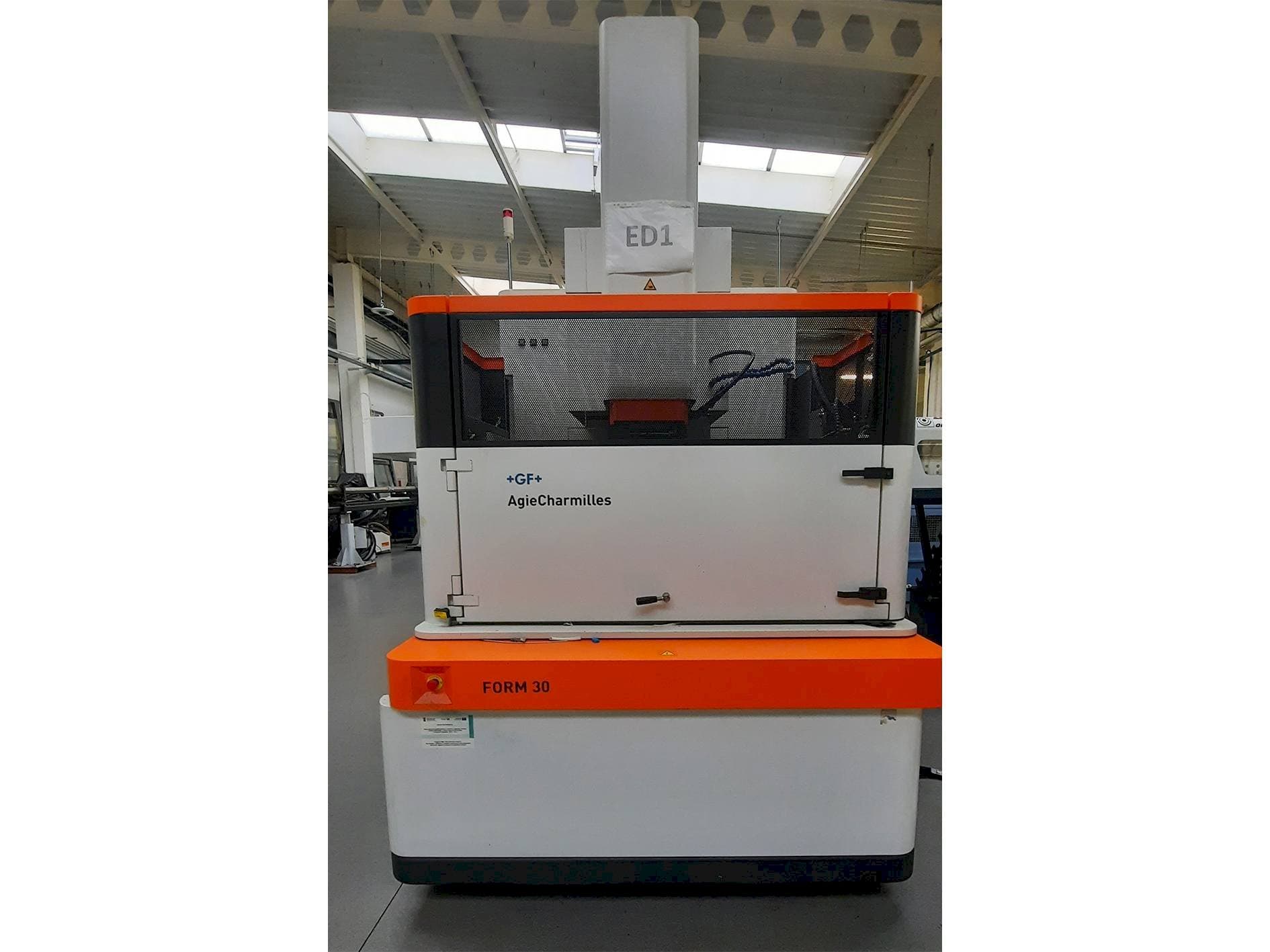 A AgieCharmilles FORM 30  gép elölnézete