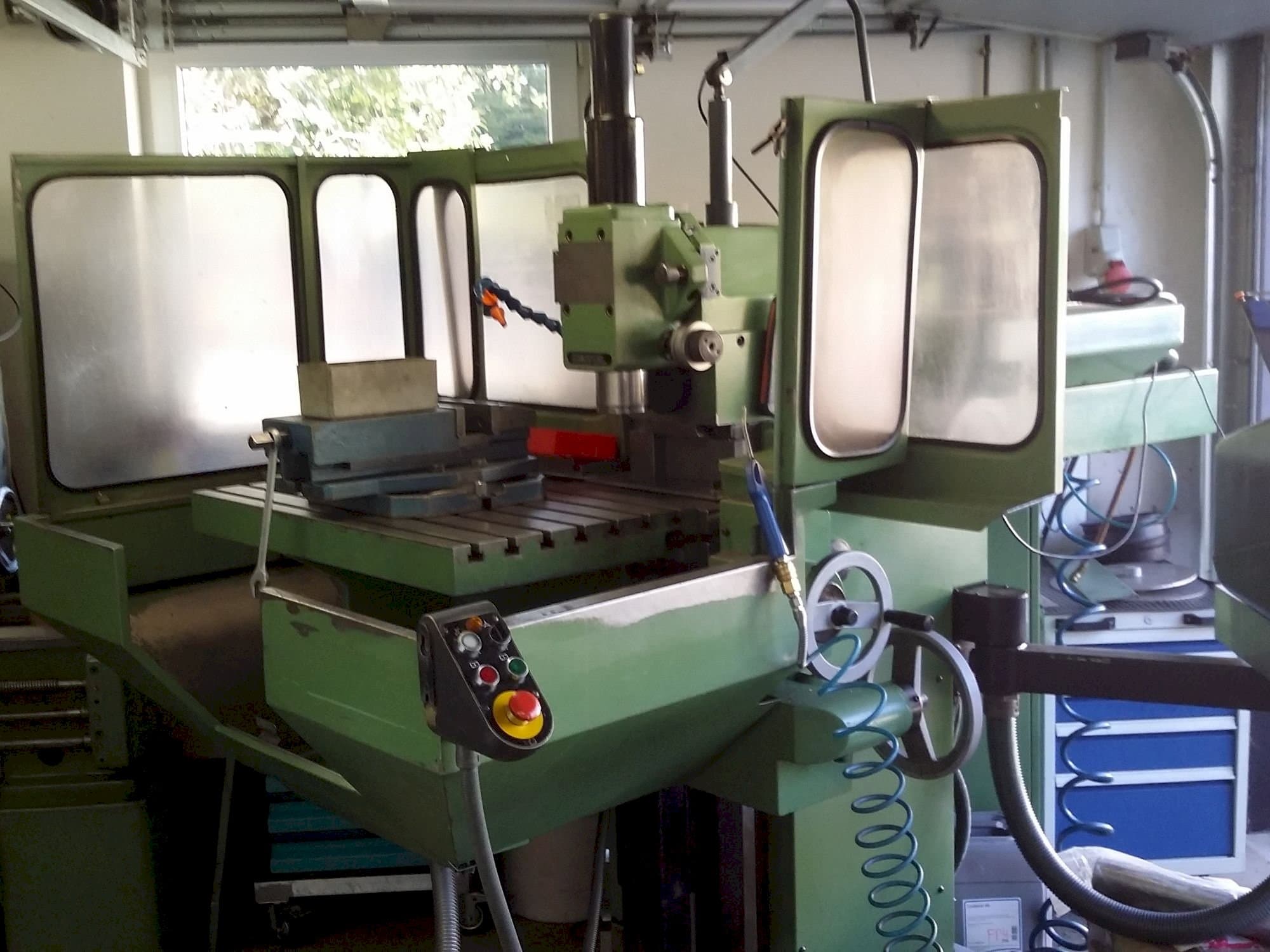 A DECKEL FP4A  gép elölnézete