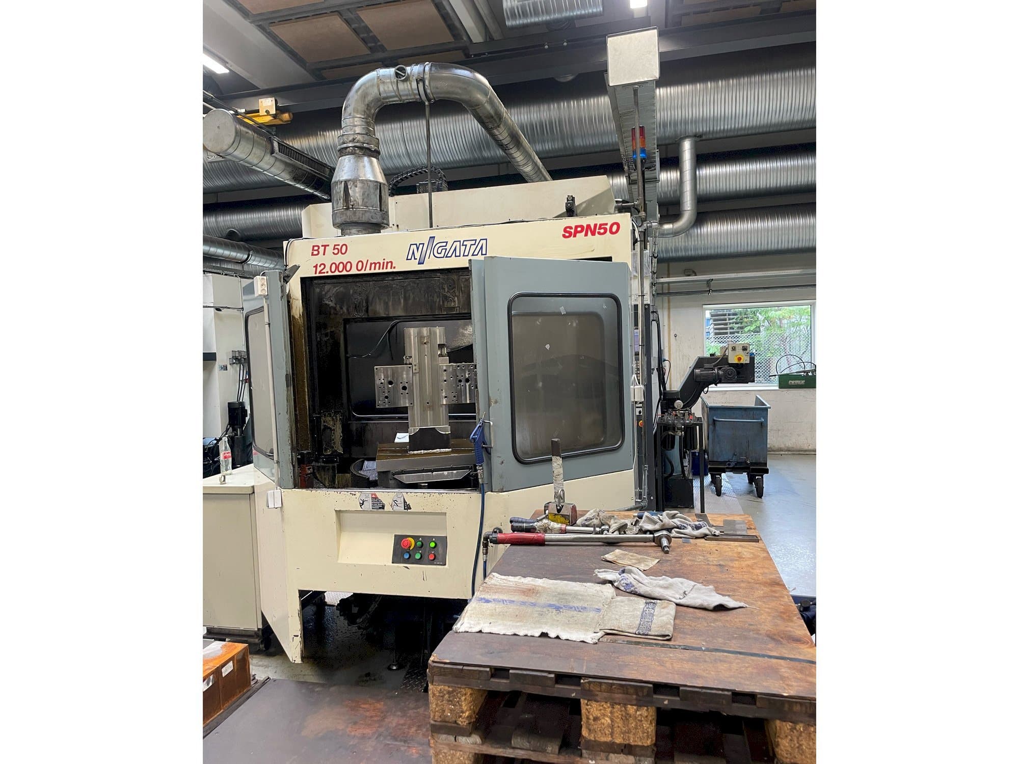 A Niigata SPN 50  gép elölnézete